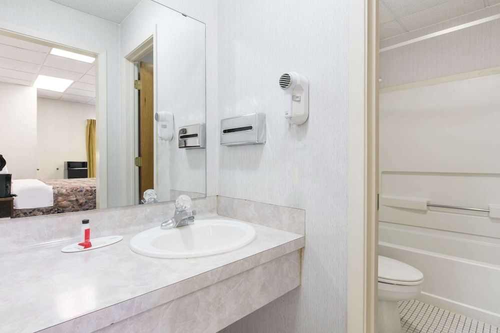 Knights Inn Longview Room, 1 King Bed 3