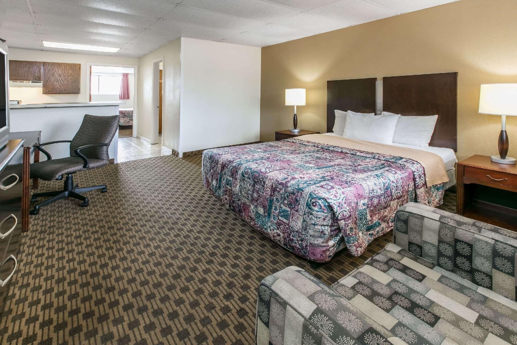 Knights Inn Longview Suite Room