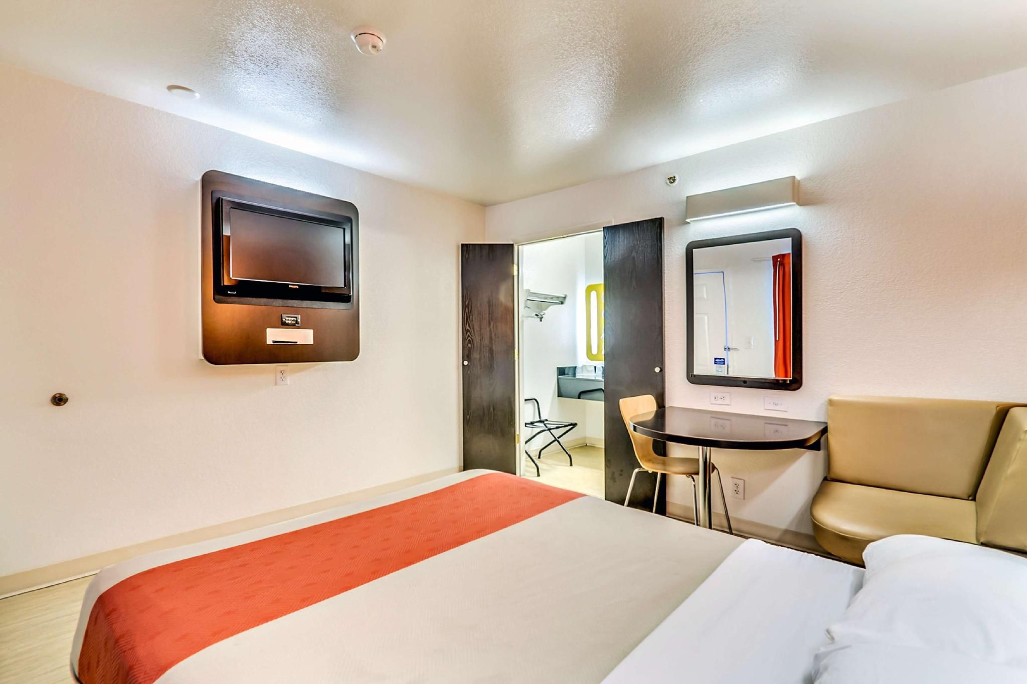 1 Queen Bed | ADA/RI Shower