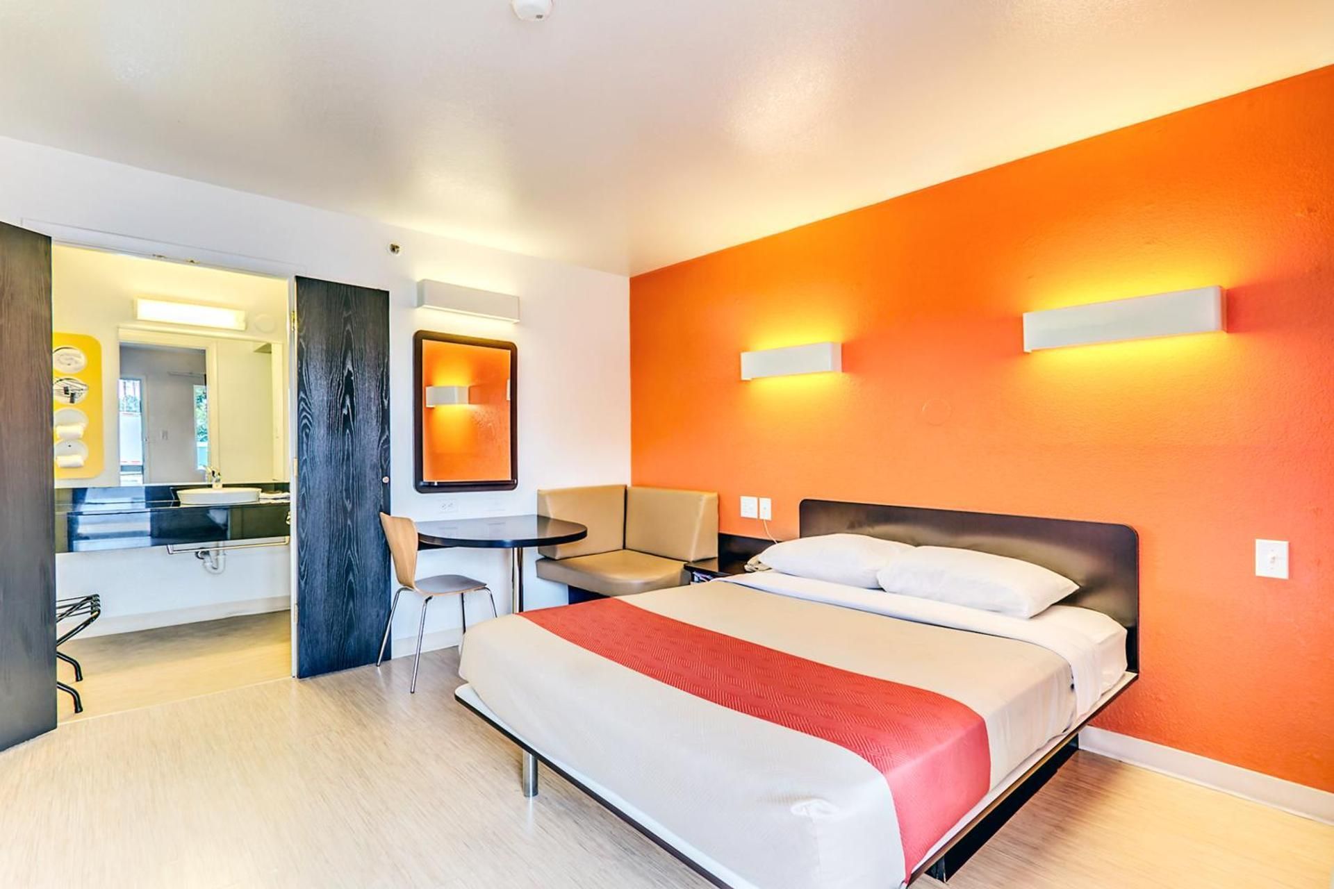 1 Queen Bed | ADA/RI Shower