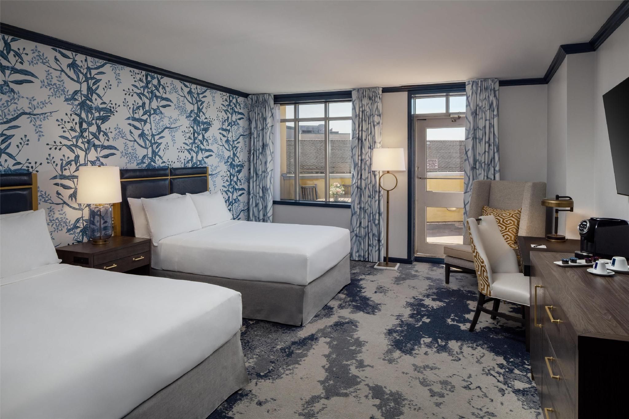 2 Queen Beds W/Balcony Hearing Accessible