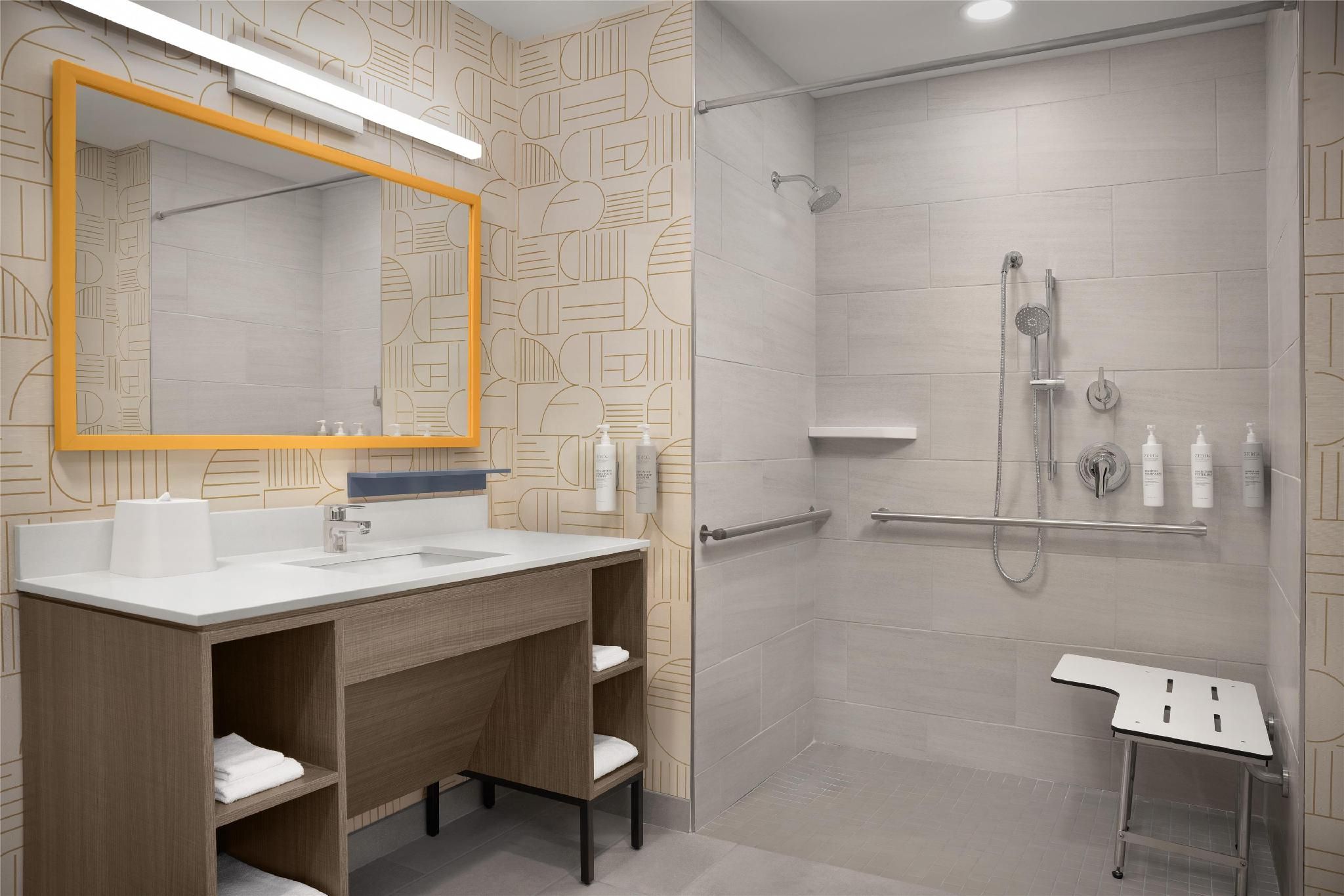 1 King Accessible Roll In Shower 1 Bdrm Suite