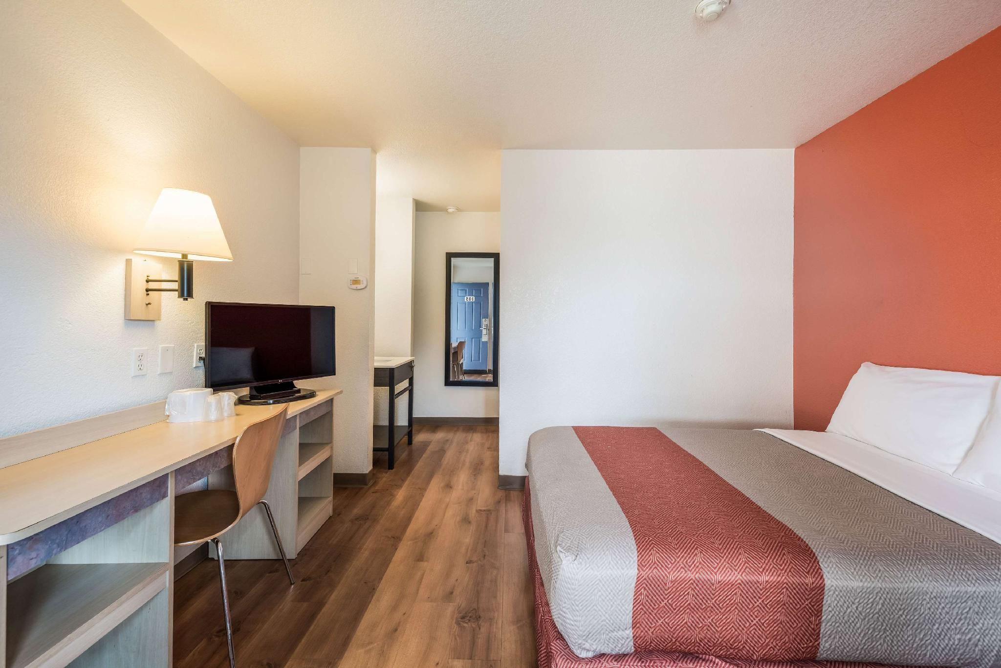 1 Queen Bed | ADA/Tub