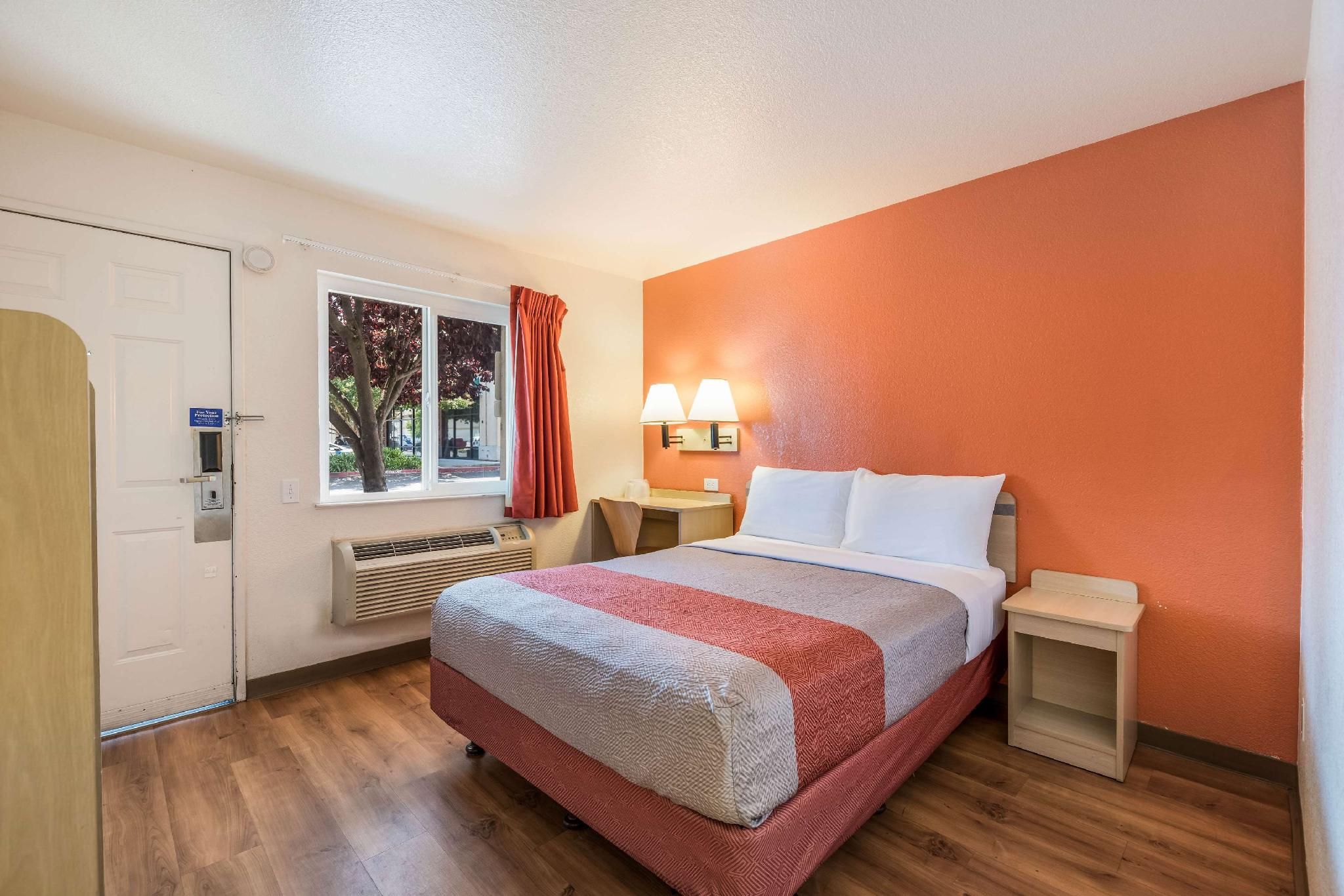 1 Queen Bed | ADA/Tub/Micfridge