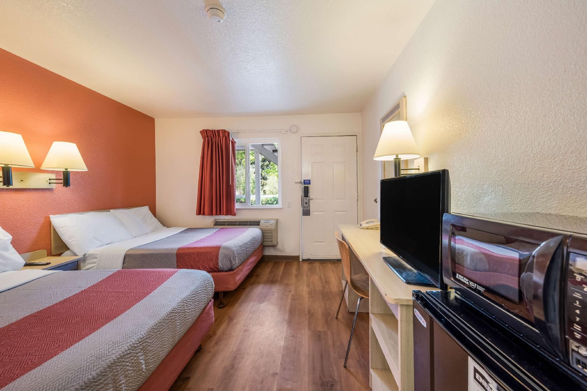 2 Full Beds | Micfridge