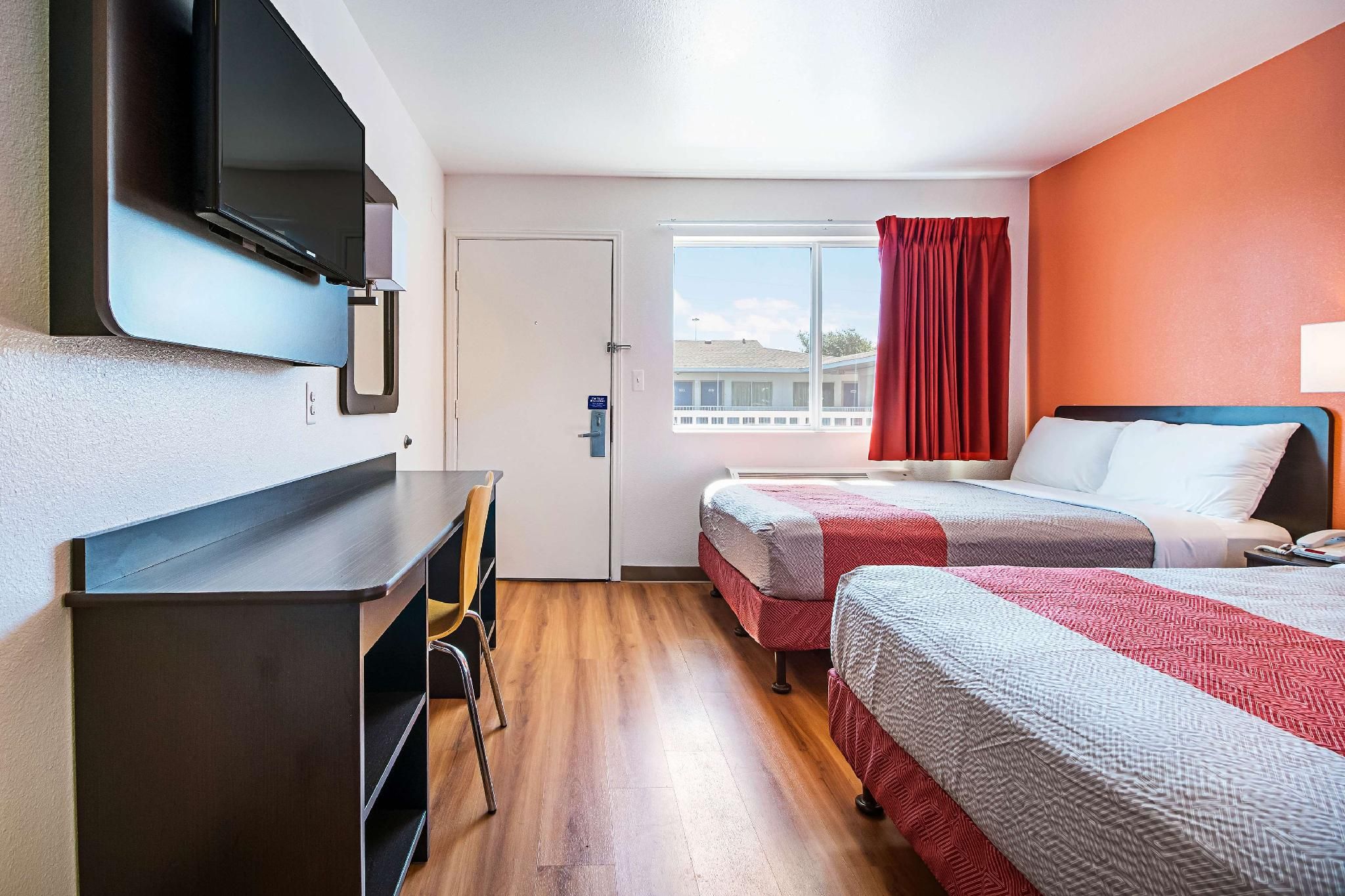 2 Full Beds | Micfridge