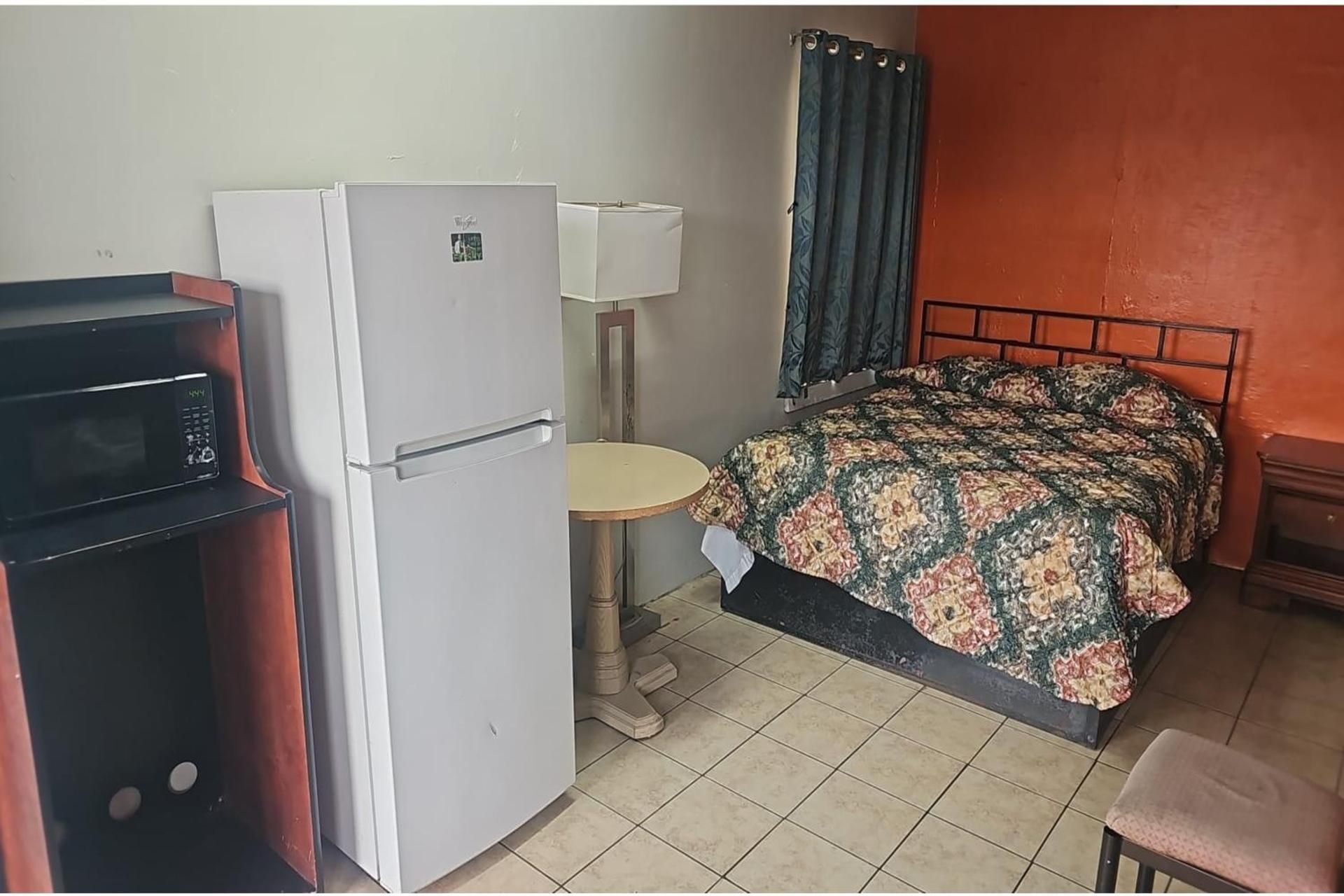 King Bed with Kitchenette Non-Smoking