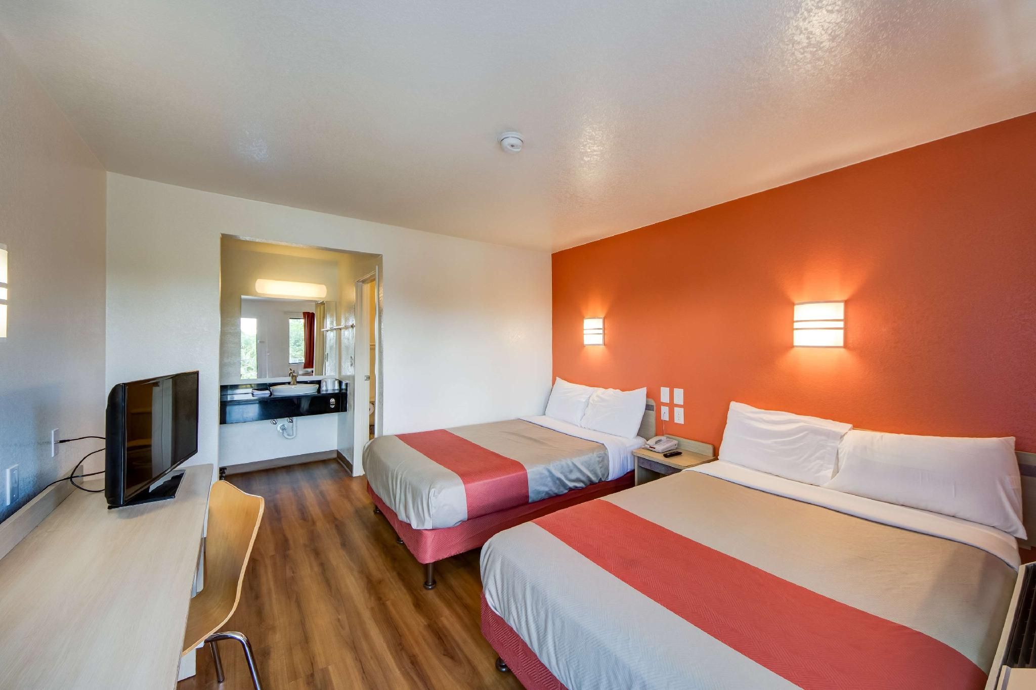 2 Queen Room Fridge and Microwave