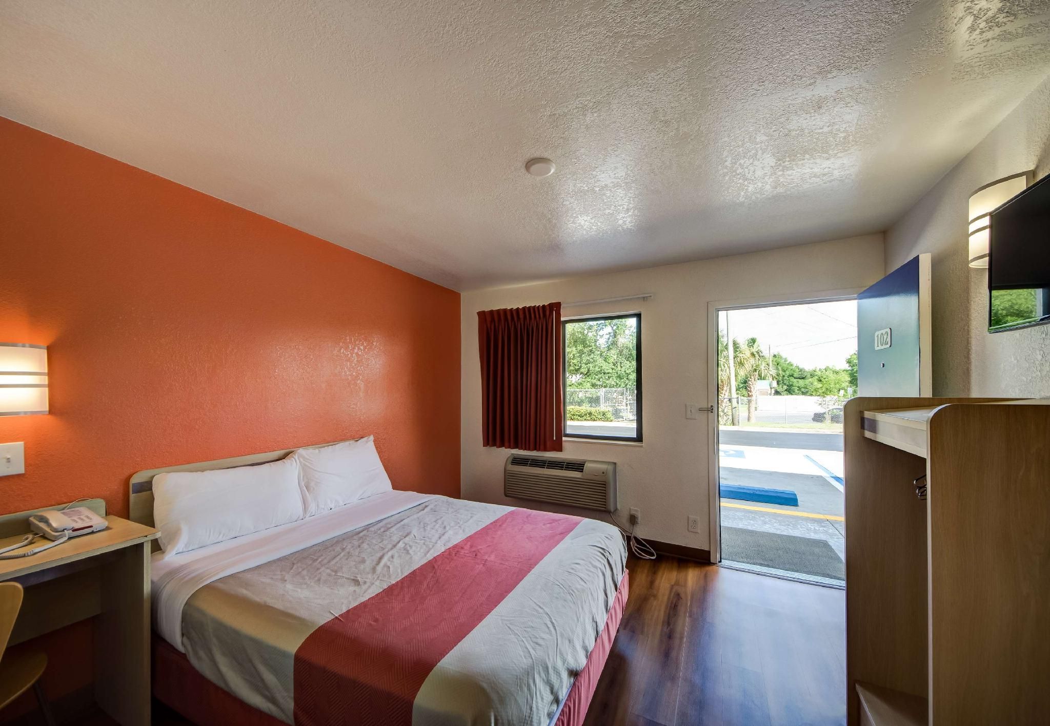 1 Queen Bed