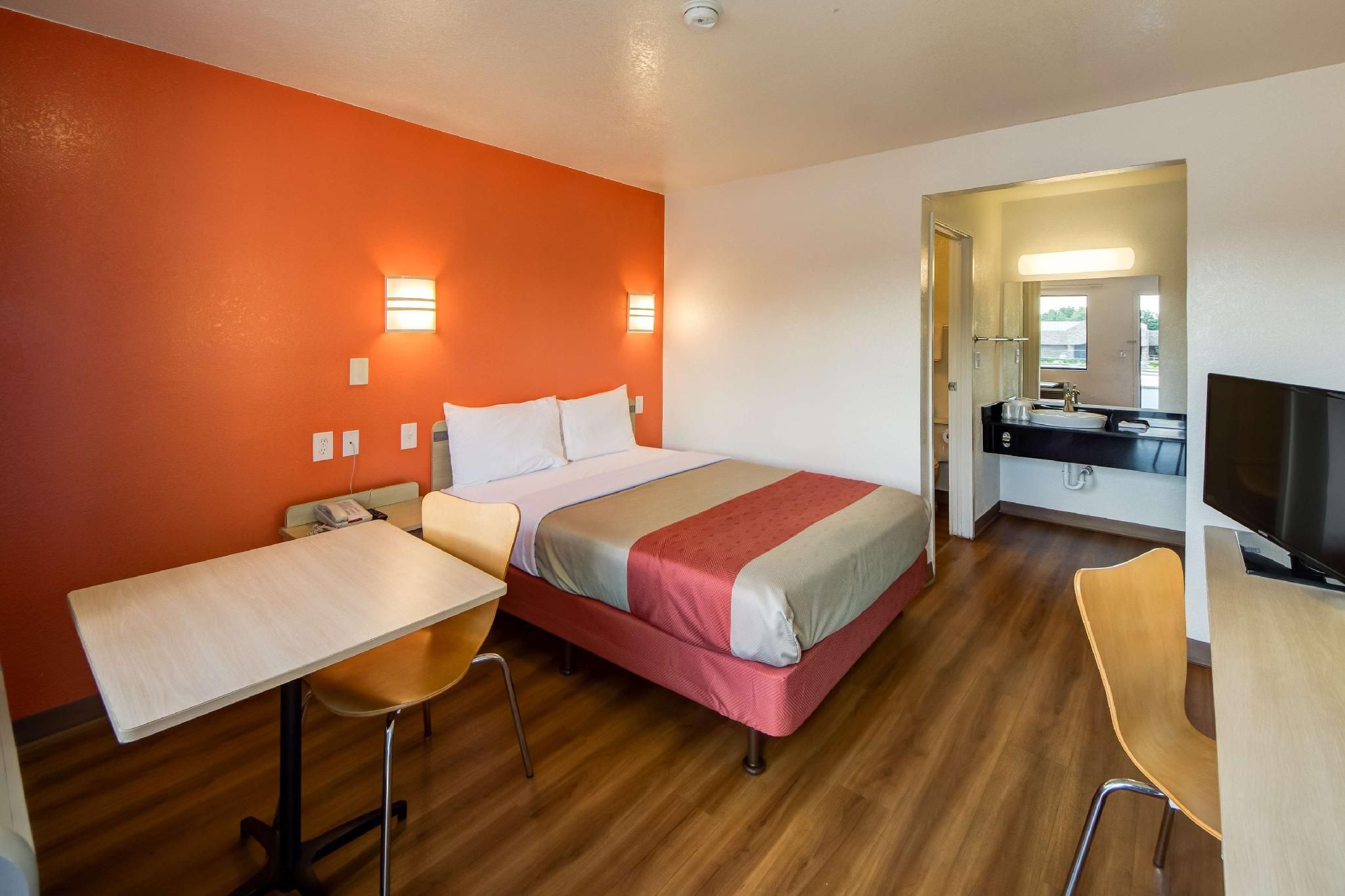 1 Queen Bed