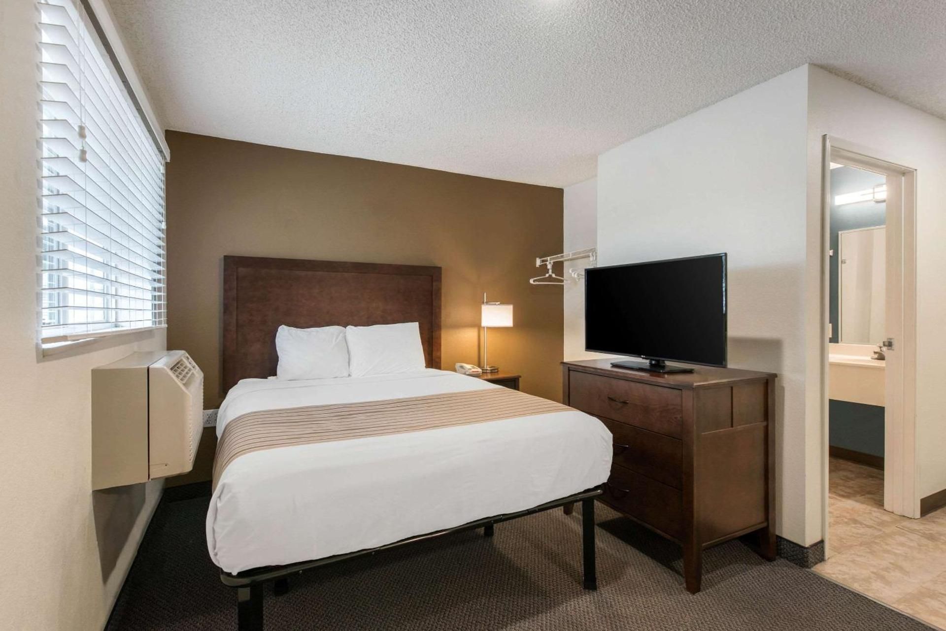 Queen Room - Accessible/Non-Smoking