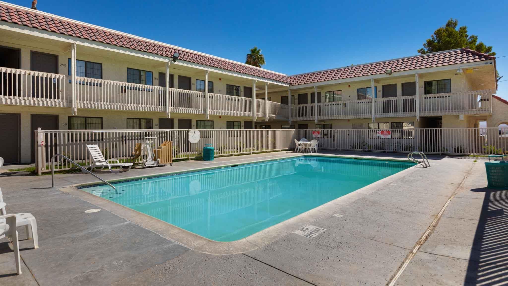 swimming pool [outdoor]