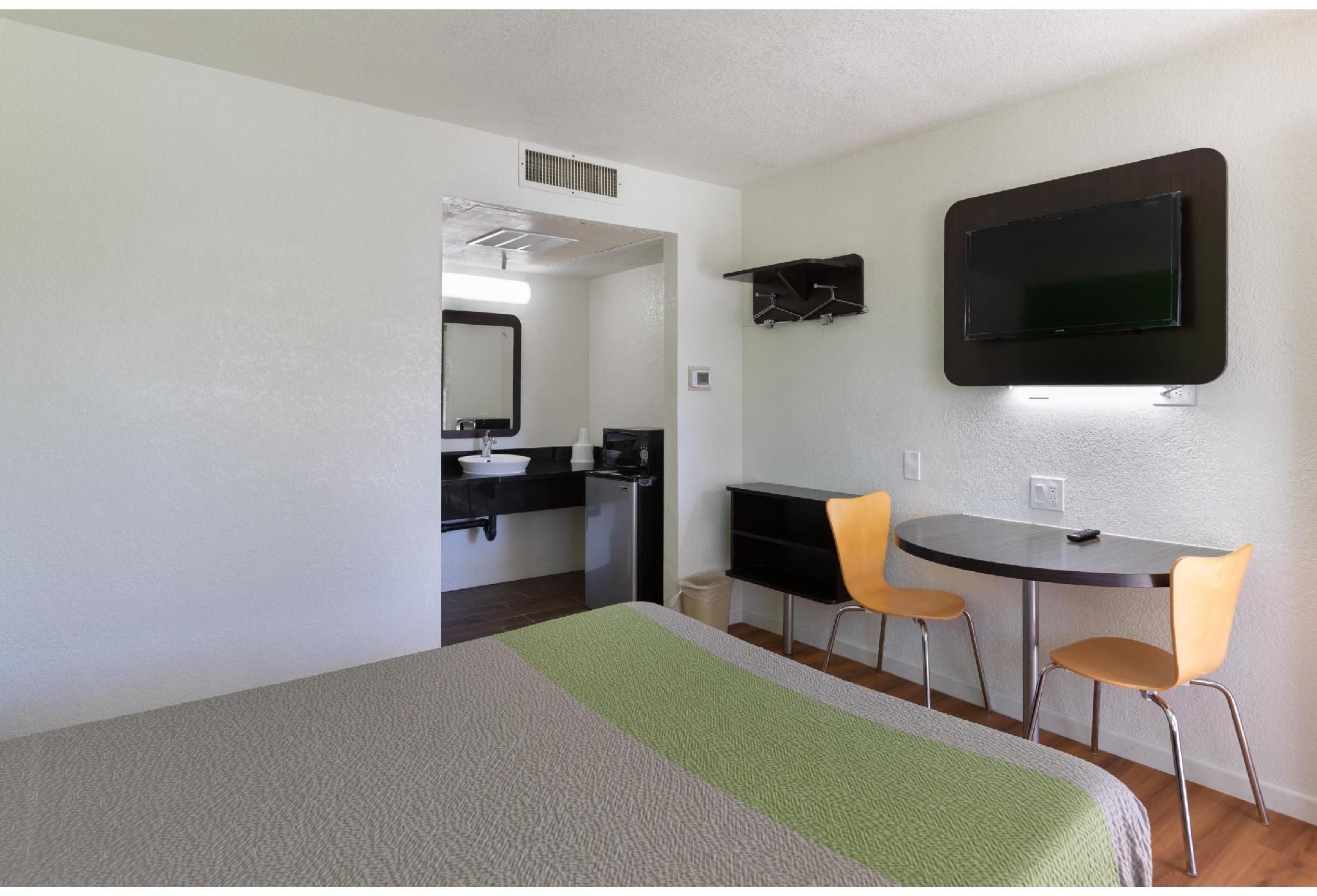 Motel 6 Barstow, CA 1 Queen Bed | ADA/Tub/Micfridge 3