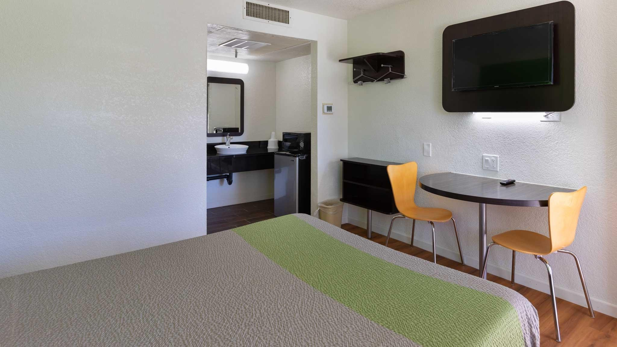 Motel 6 Barstow, CA 1 King Bed | Micfridge 3