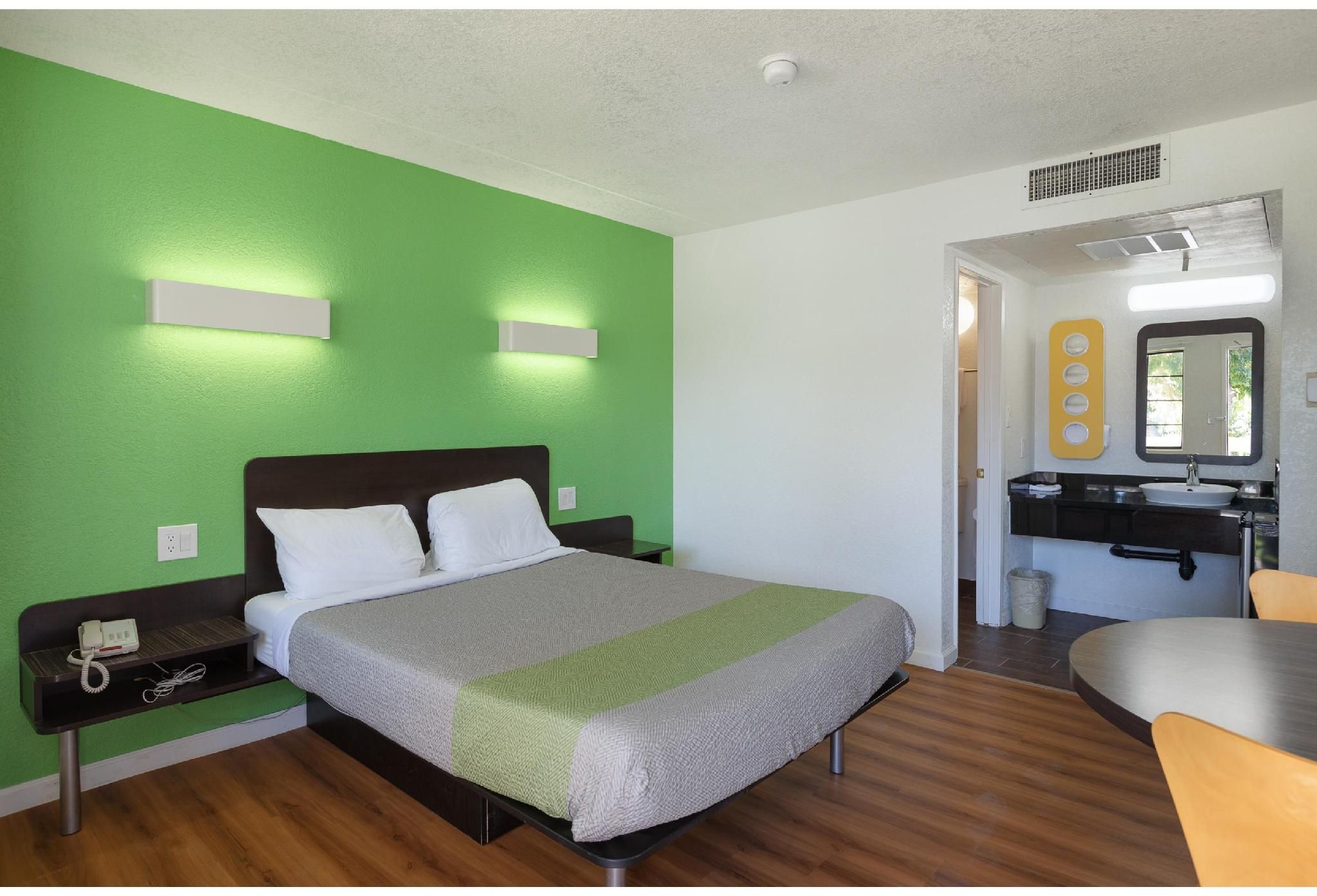 Motel 6 Barstow, CA 1 King Bed | Micfridge
