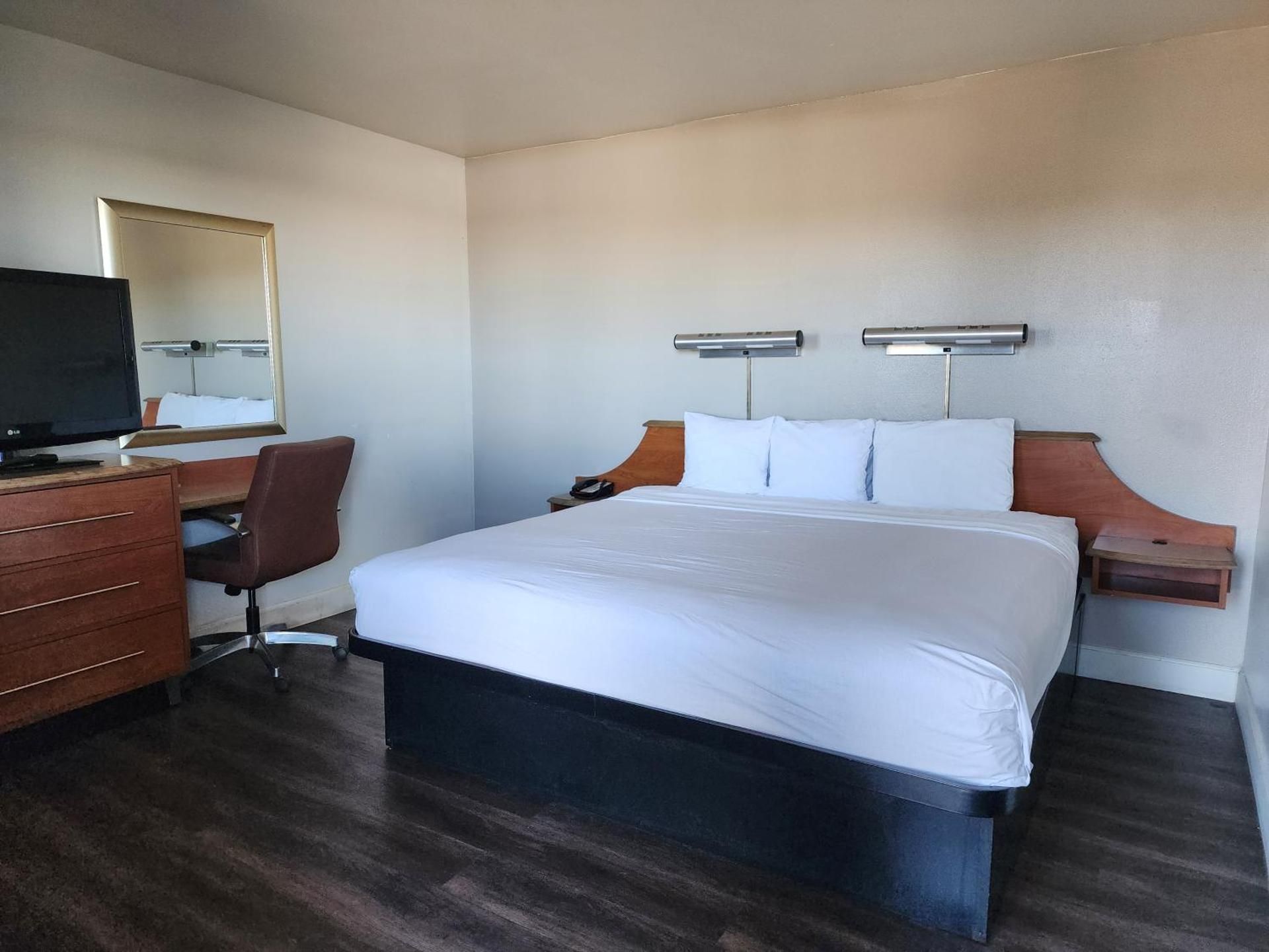 1 King Bed | Smoking, Micfridge