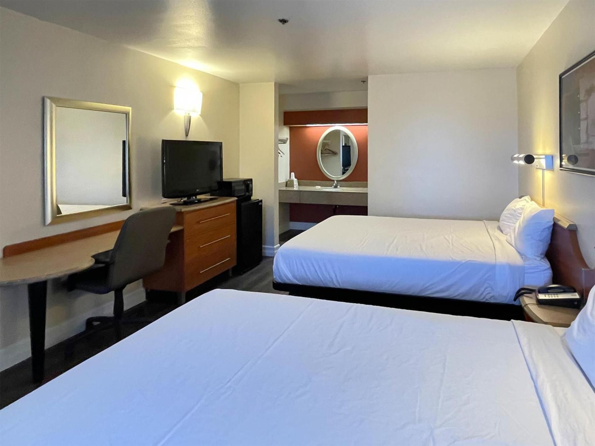 2 Queen Beds | Smoking, Micfridge