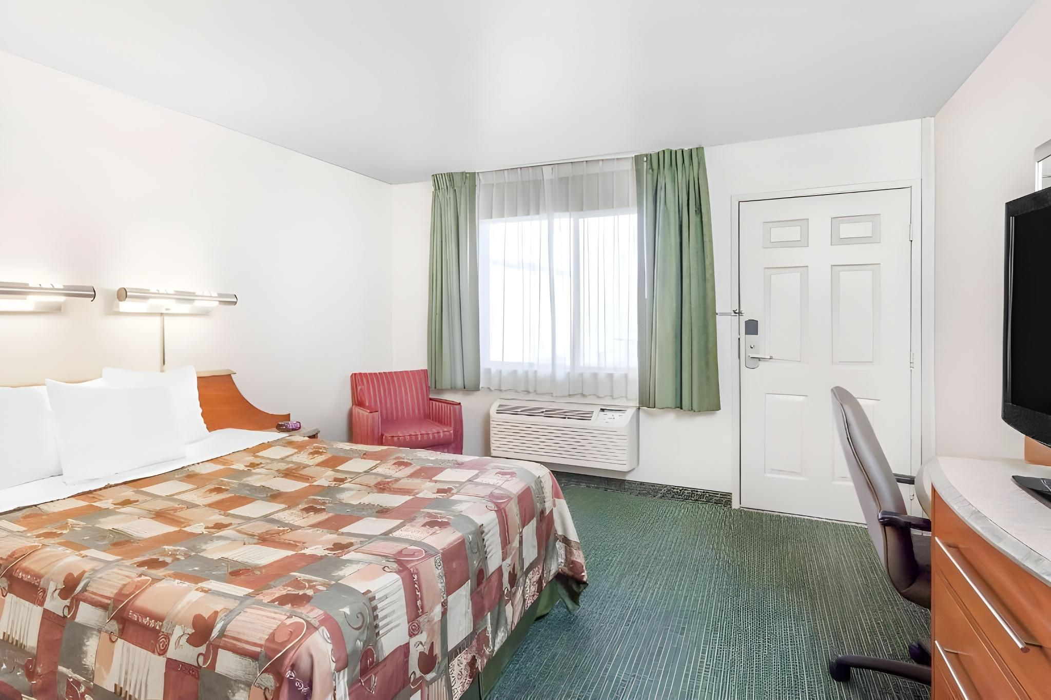 1 King Bed | Non-Smoking, Micfridge