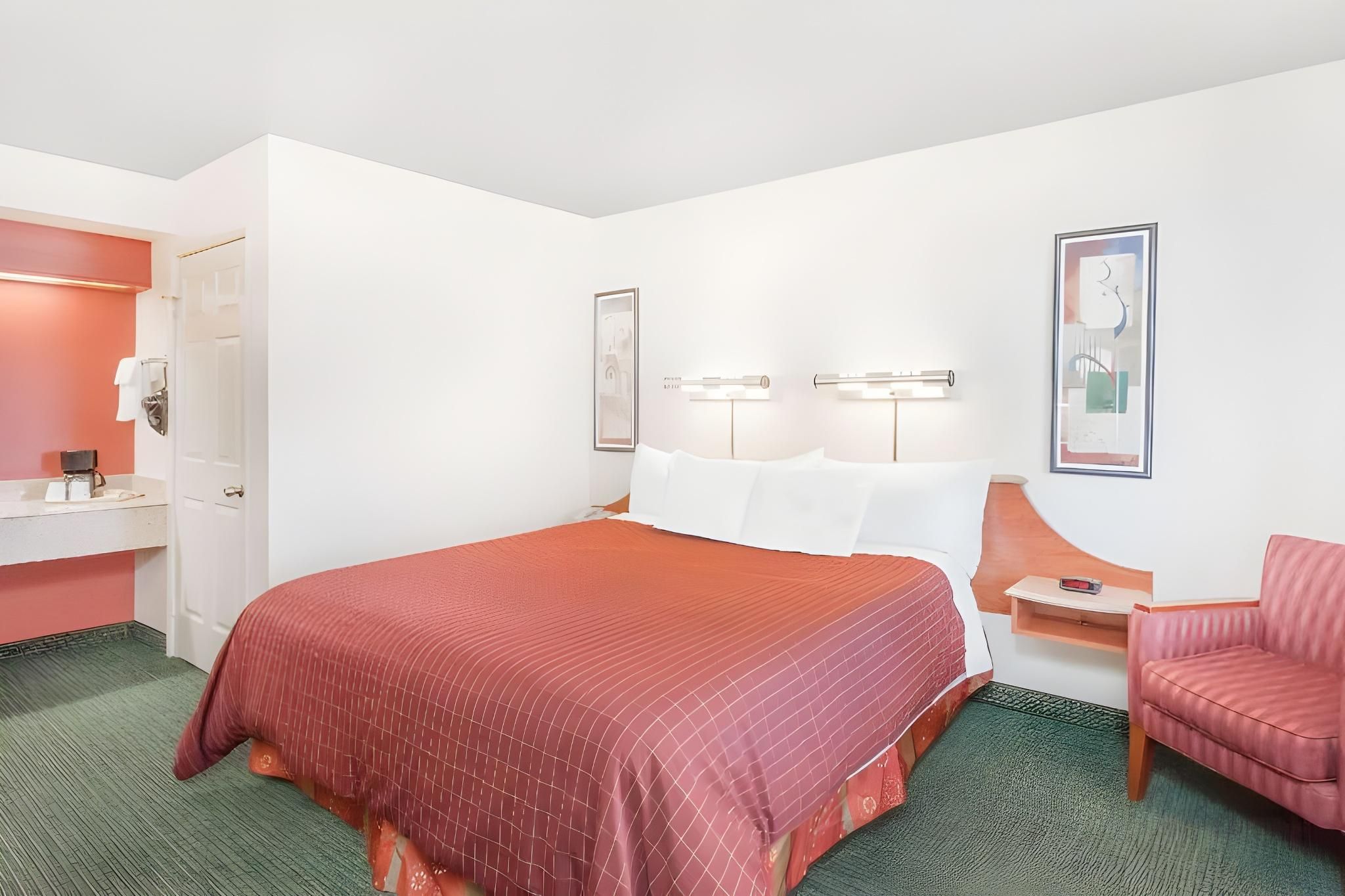 1 King Bed | Smoking, Micfridge