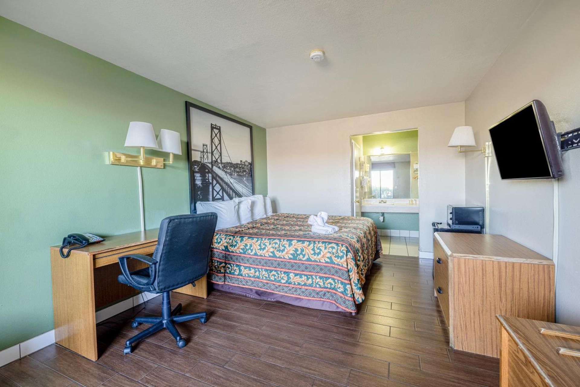 Townhouse Barstow Route 66 Junior Room with Queen Bed, Non-Smoking 2