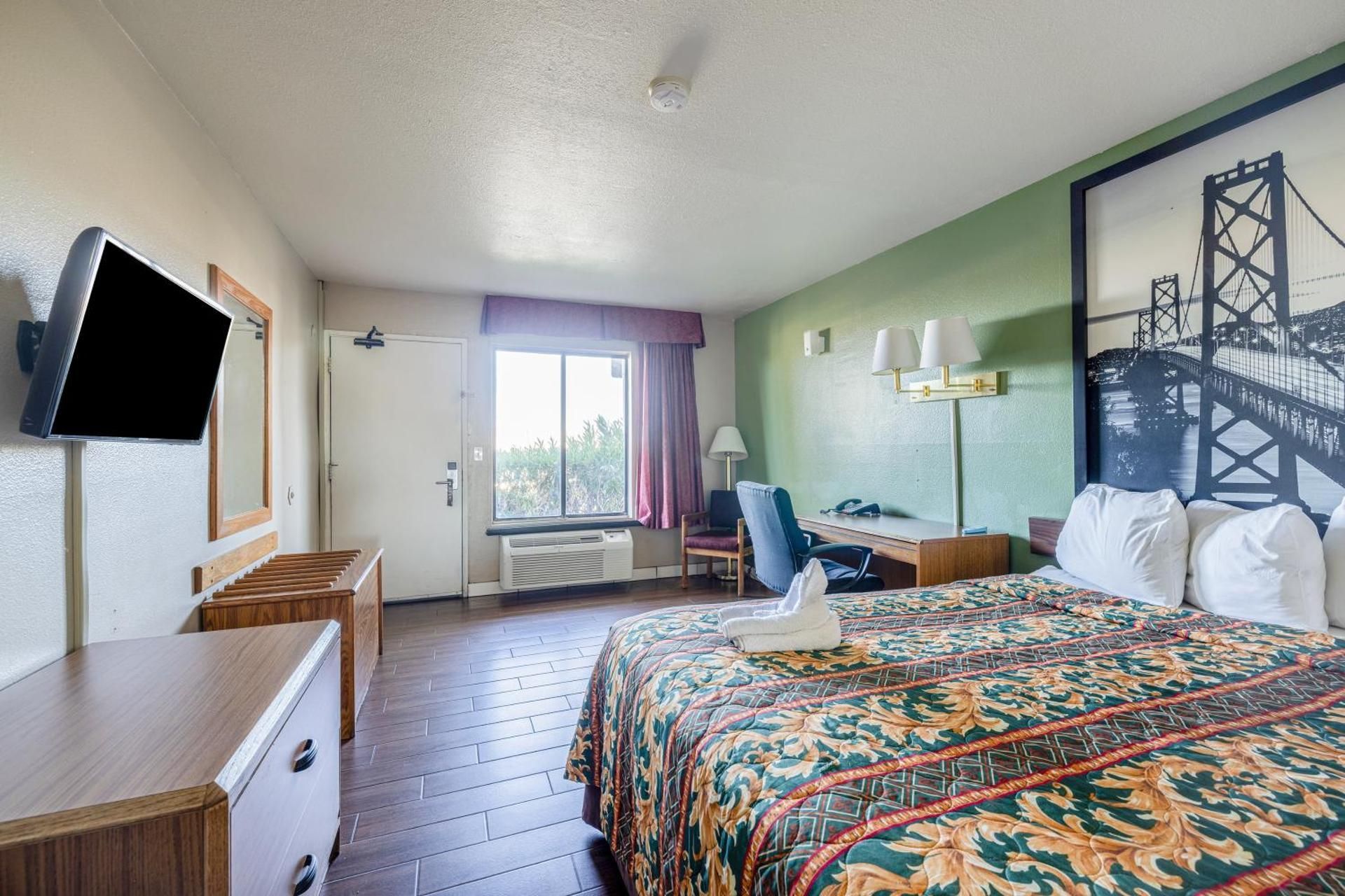 Townhouse Barstow Route 66 Junior Room with Queen Bed, Non-Smoking