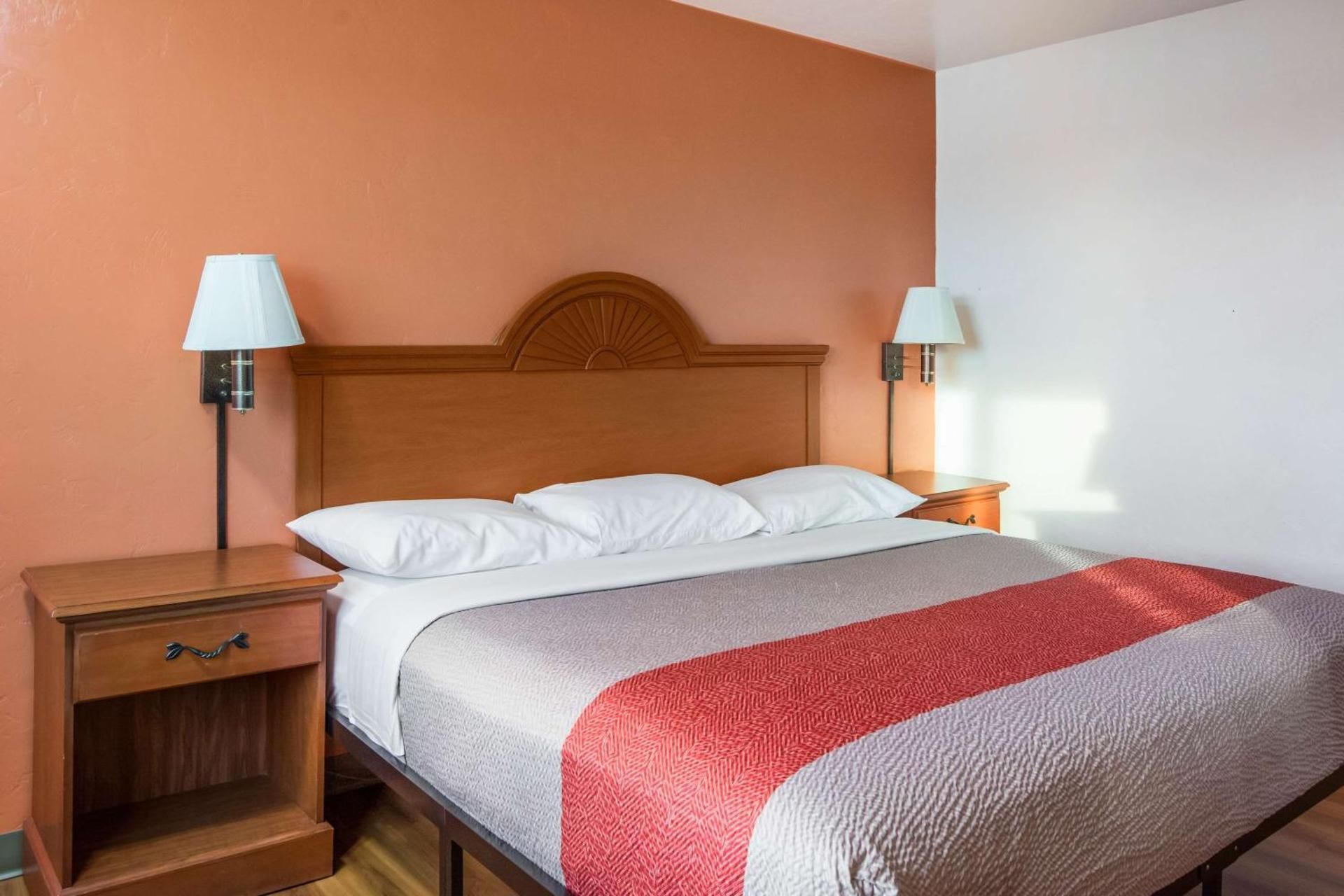 Motel 6 Wilsonville, OR - Portland 1 King Bed | Non-Smoking, Micfridge 2