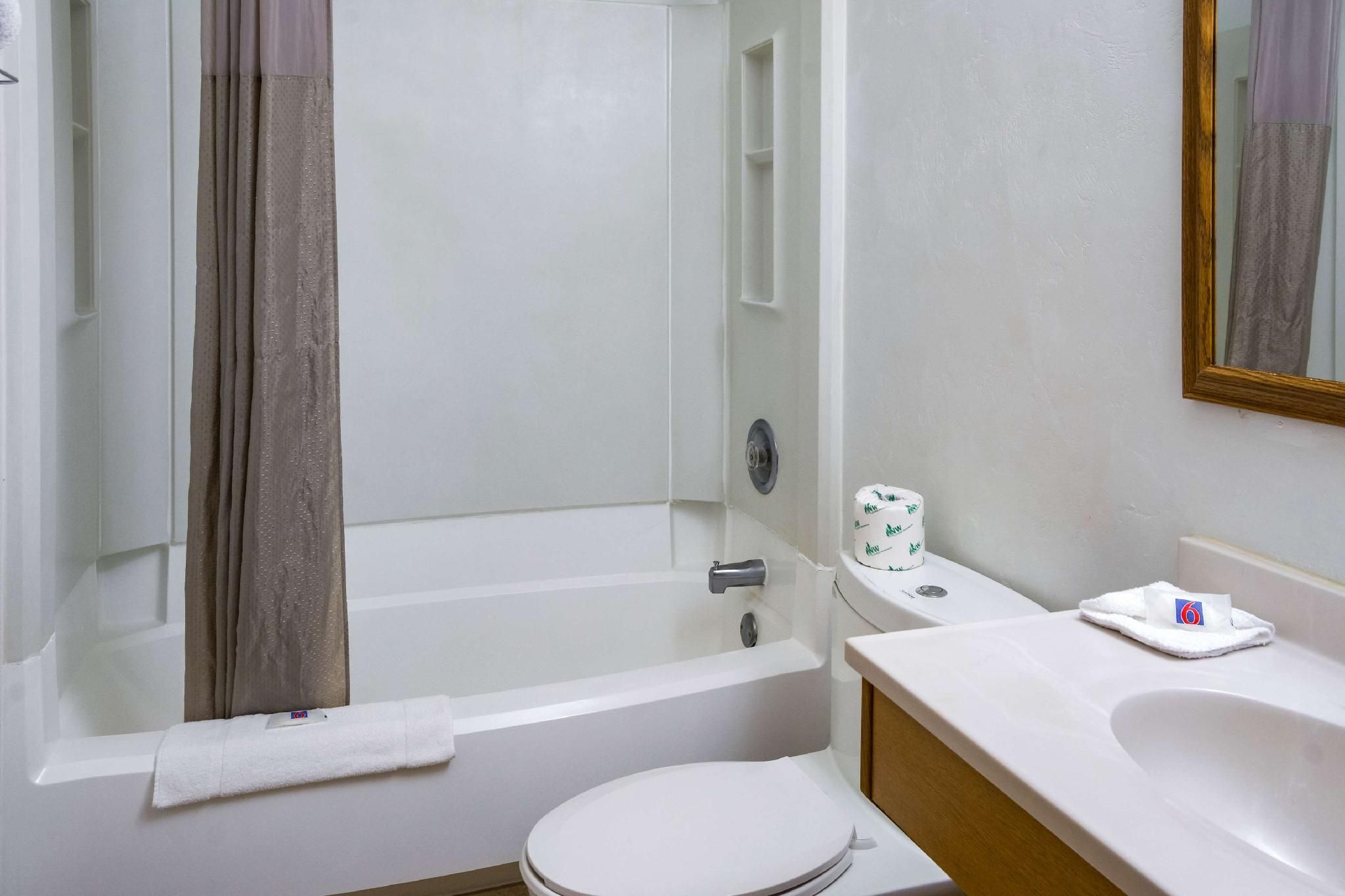 1 Queen Bed | Non-Smoking, Micfridge