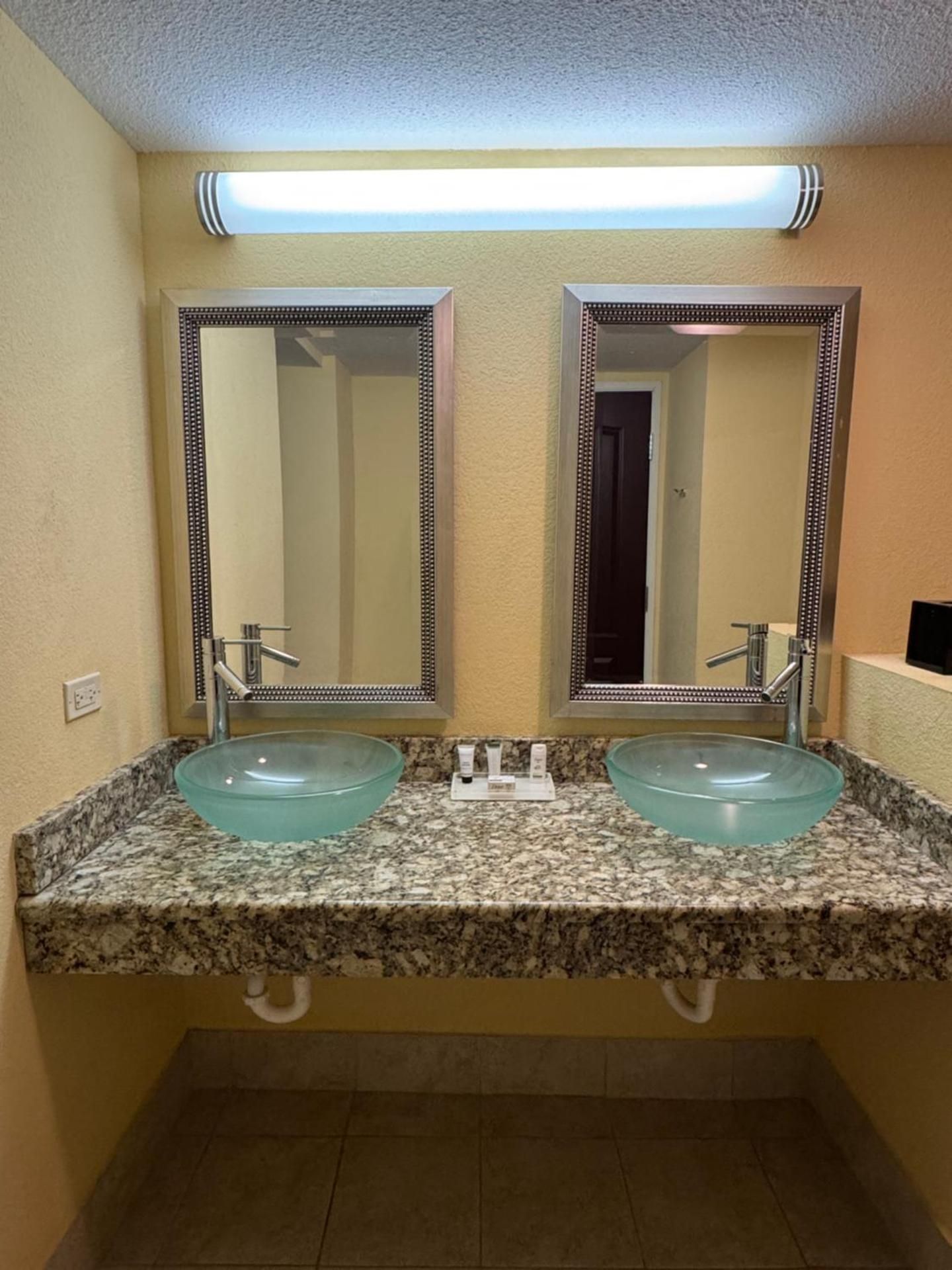 Hotel Gurnee 1 King Bed and 2 Double Beds, 2-Bedroom, Presidential Suite, Non-Smoking 2