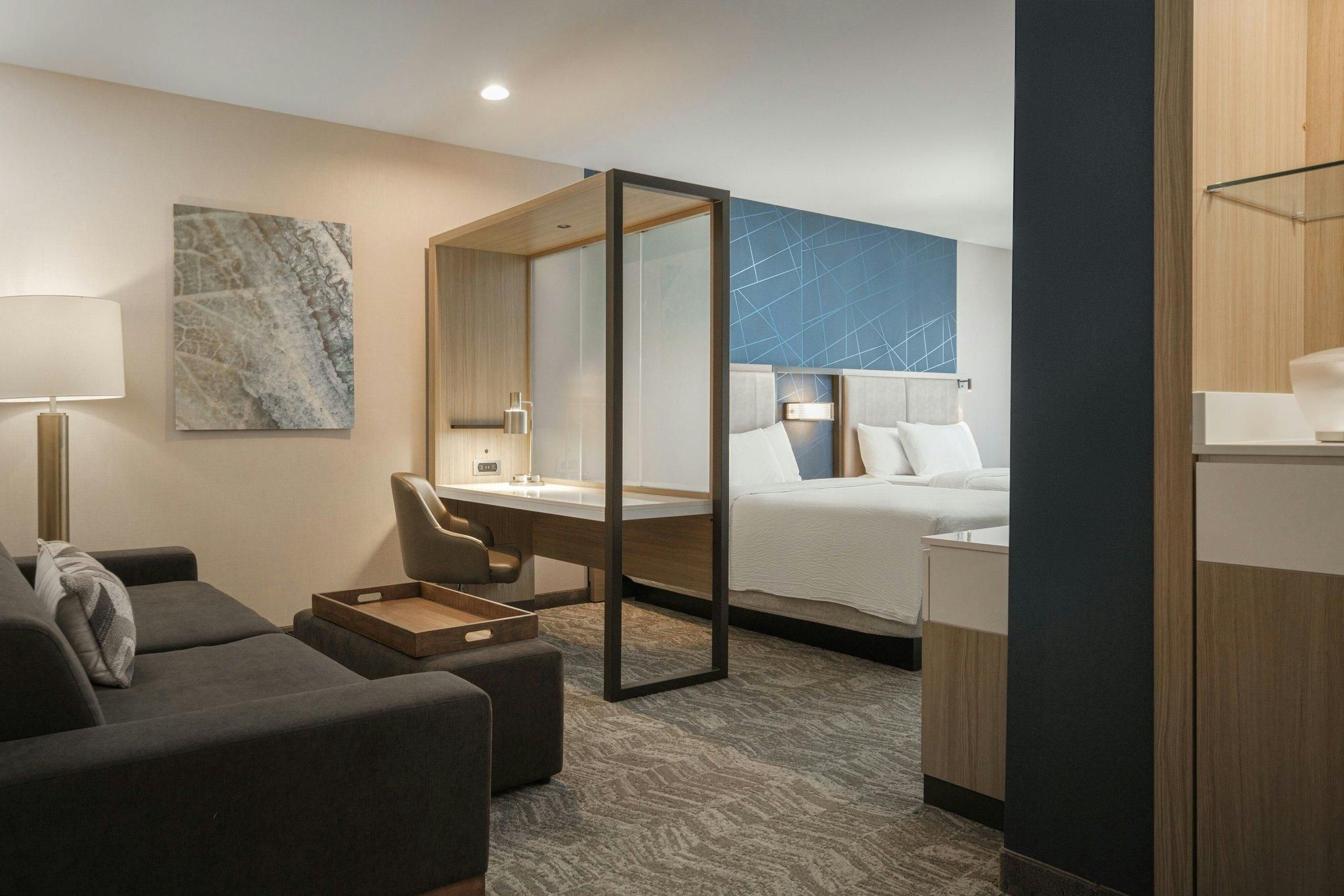 Suite, 2 Queen, Trundle bed