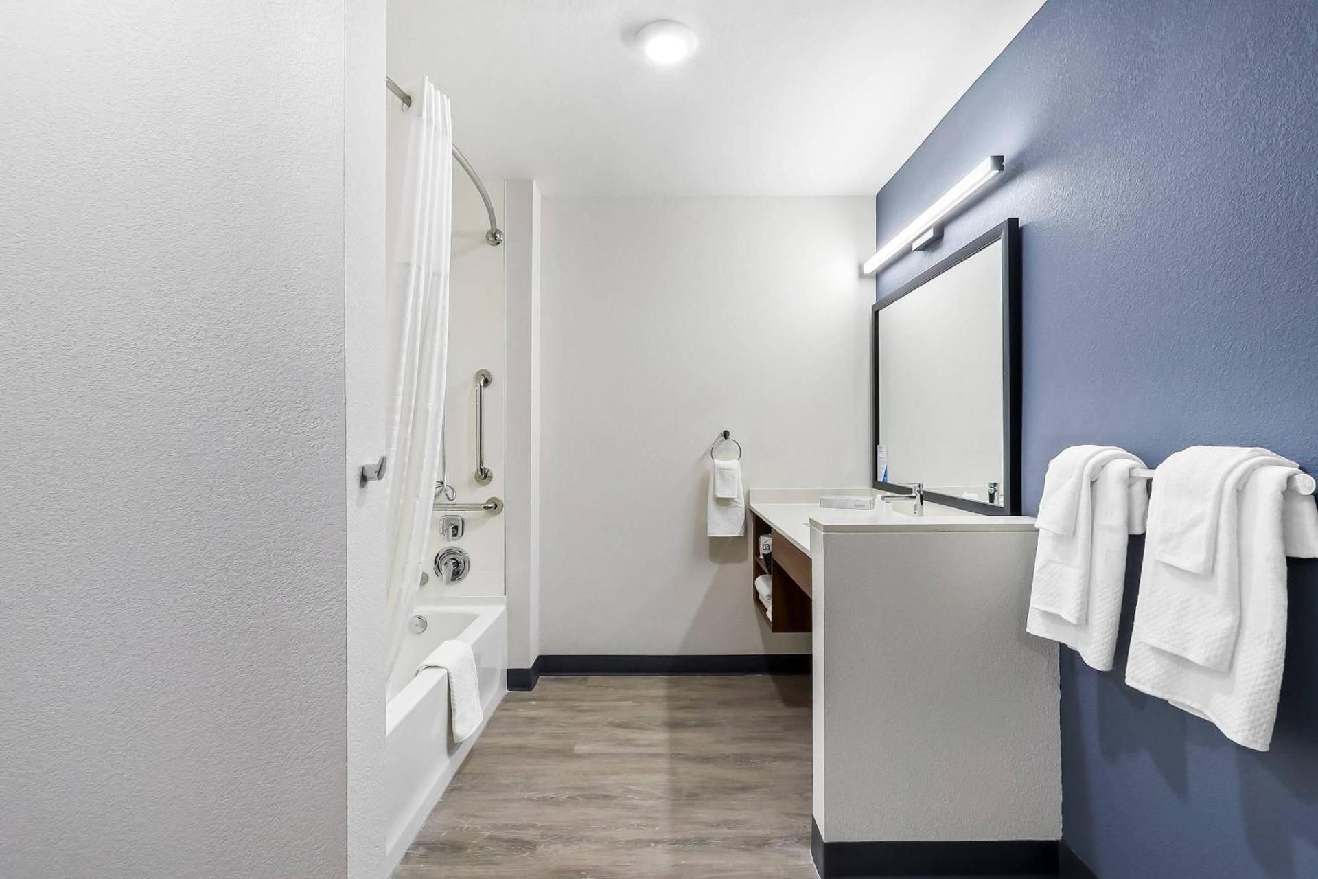 King Suite with Sofa - Disability Access/Non Smoking
