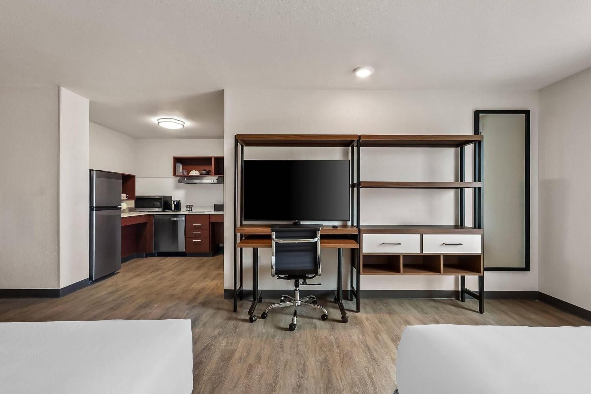Queen Suite with Two Queen Beds and Roll-In Shower - Disability Access/Non Smoking