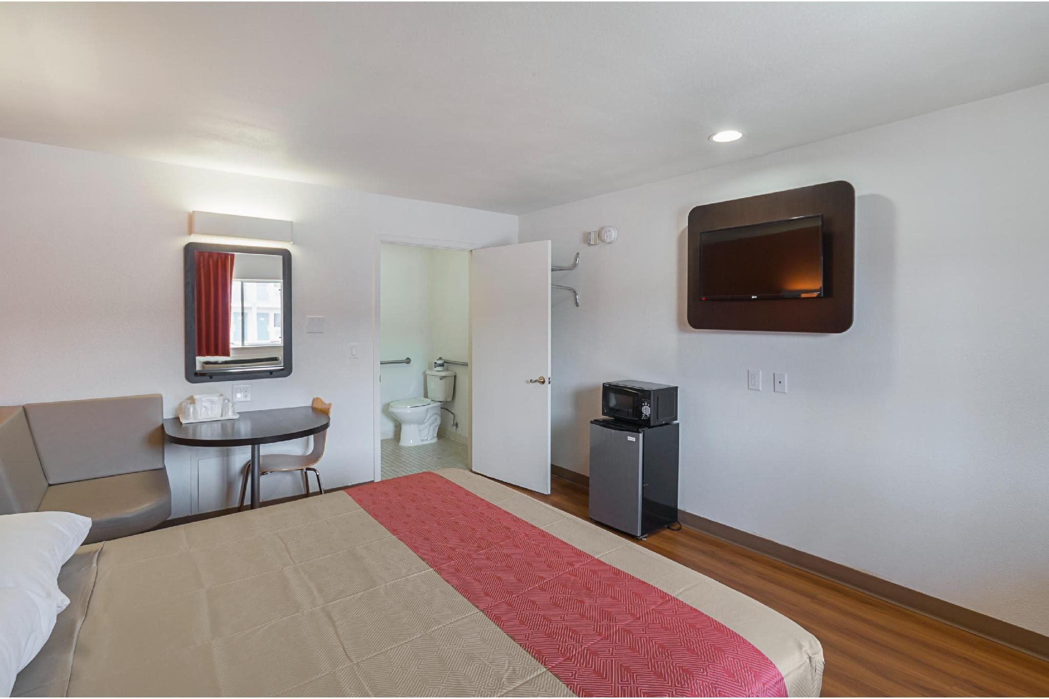 1 King Bed | Mob Acc RI Shwr Nsmk Micfridg