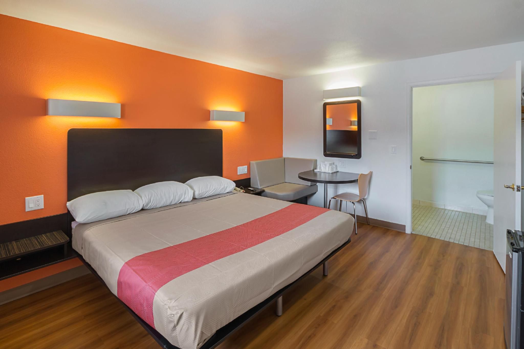 1 King Bed | Mob Acc RI Shwr Nsmk Micfridg