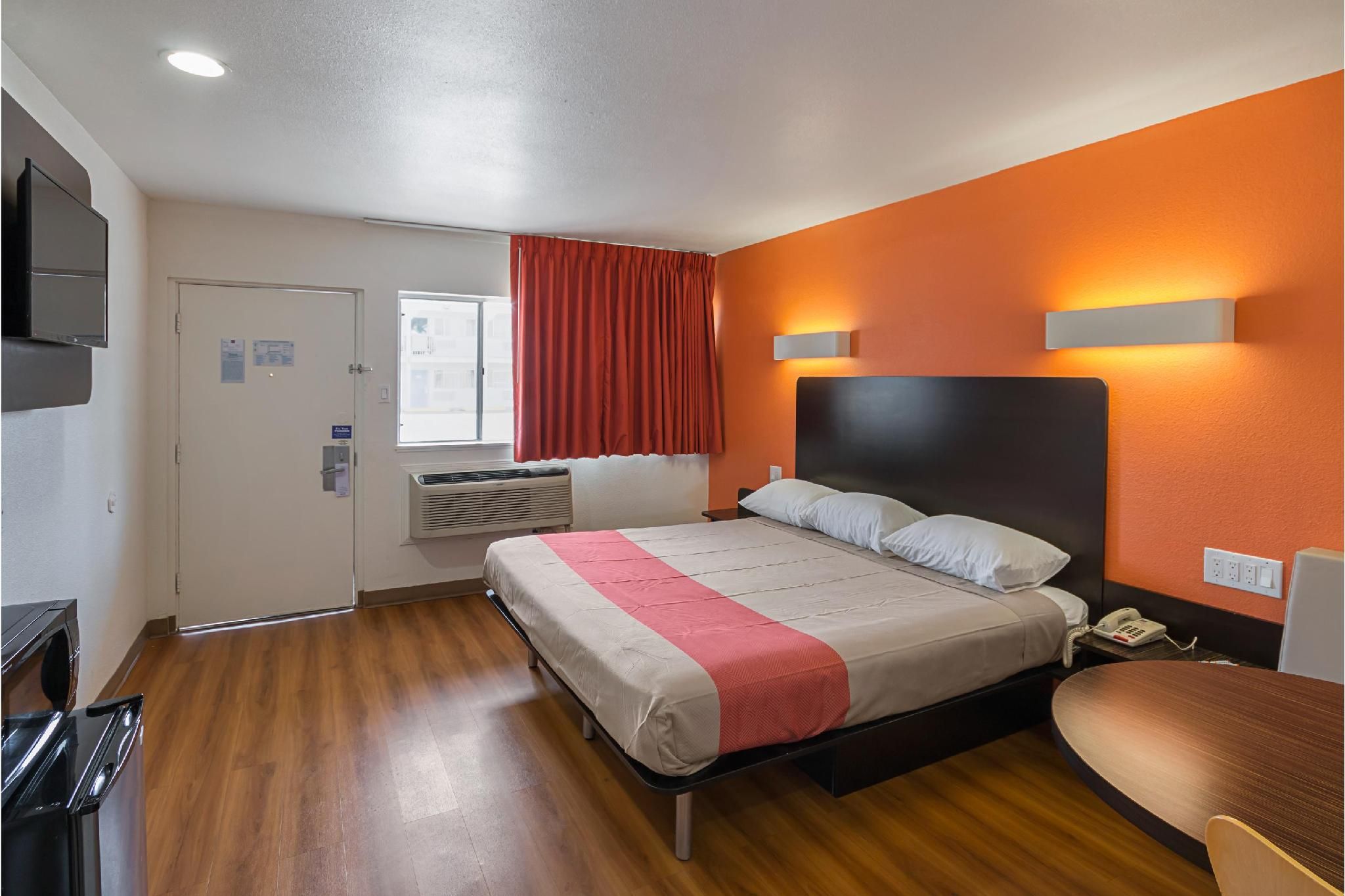 1 King Bed | Non-Smoking, Micfridge