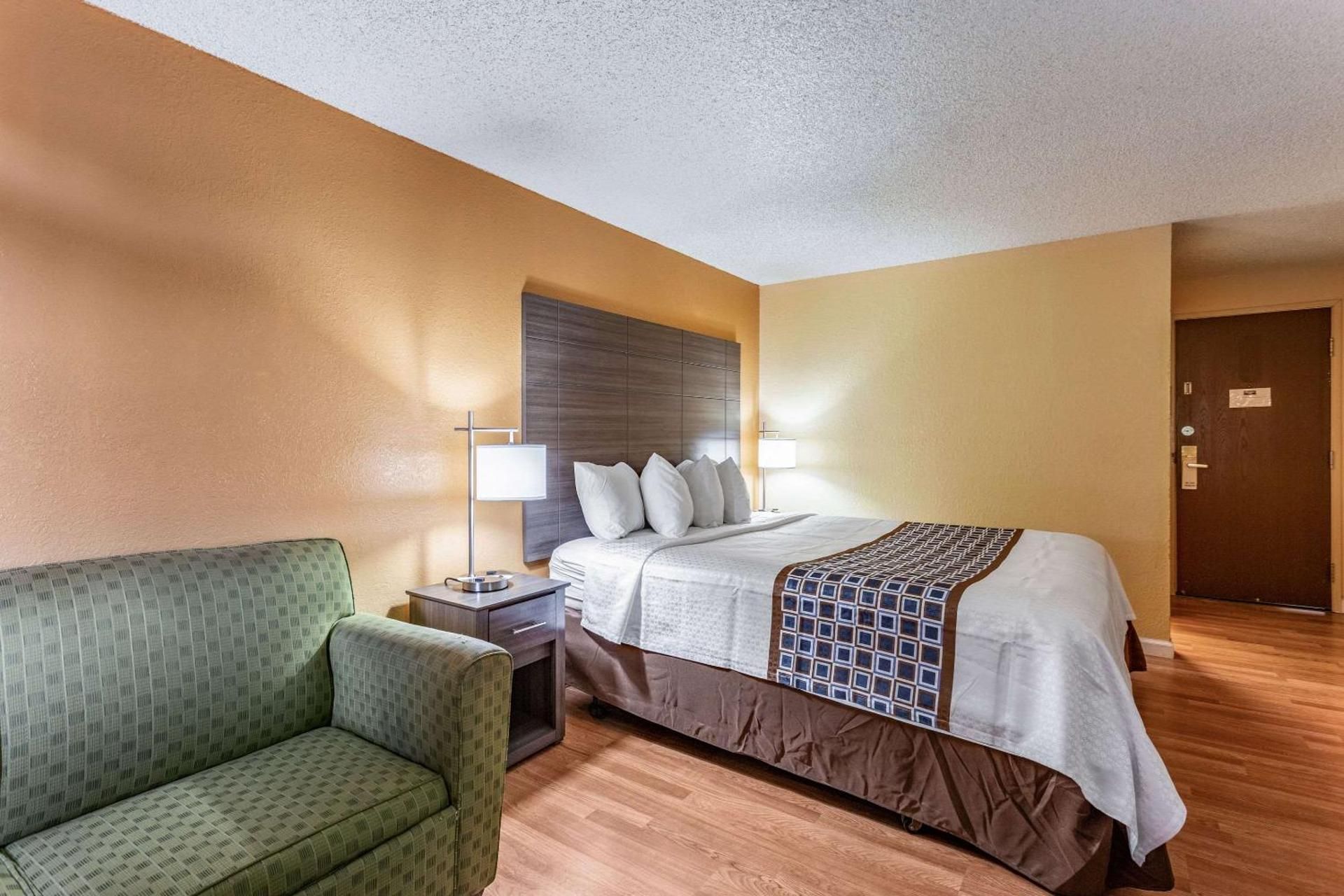1 King Bed, Nonsmoking