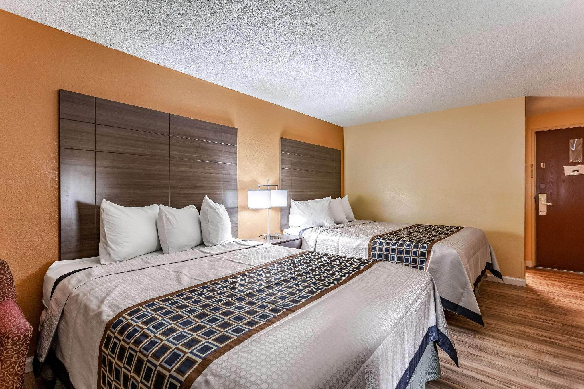 1 Queen Bed, Suite, Smoking