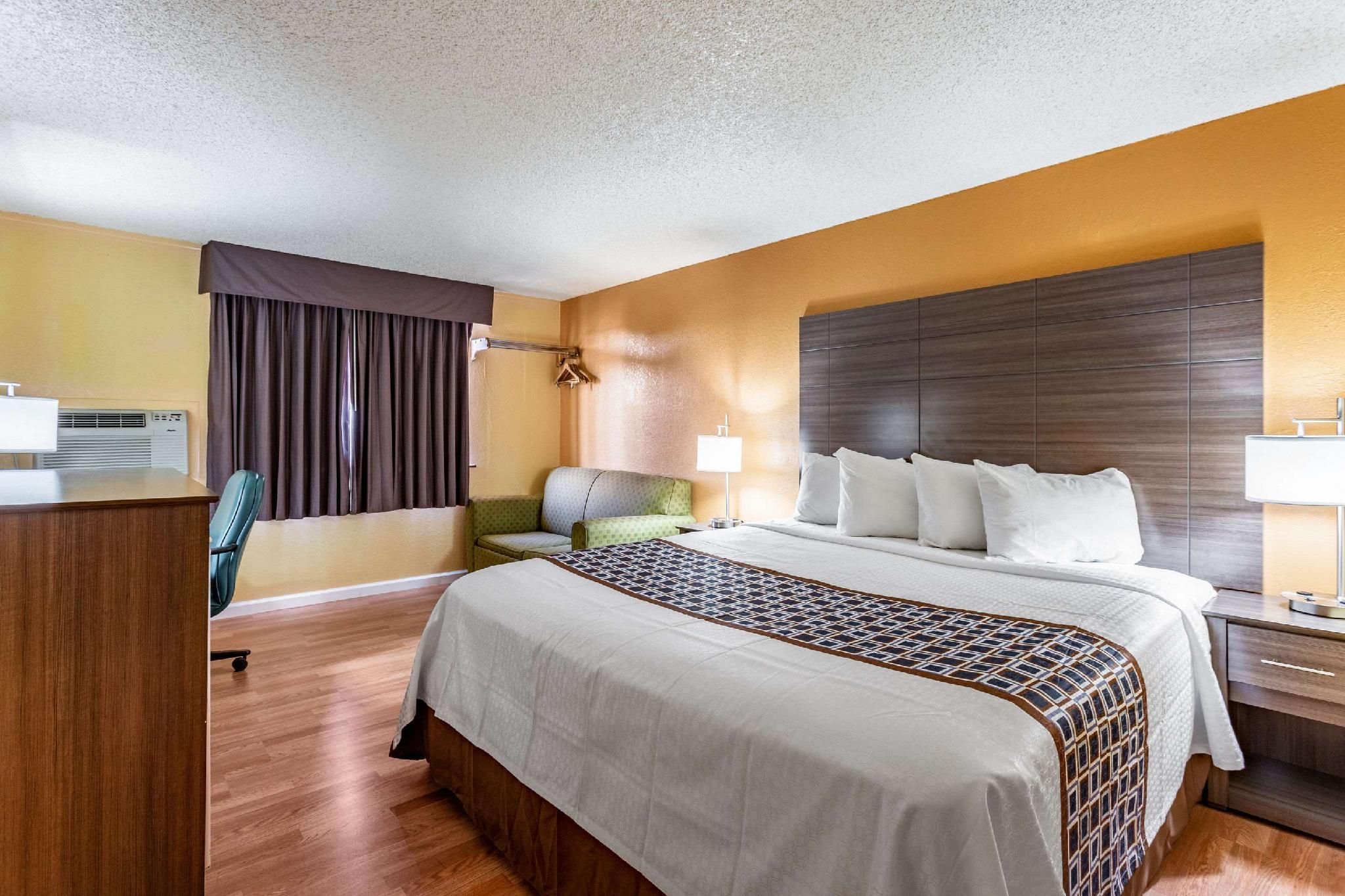 1 King Bed, Suite, No Smoking