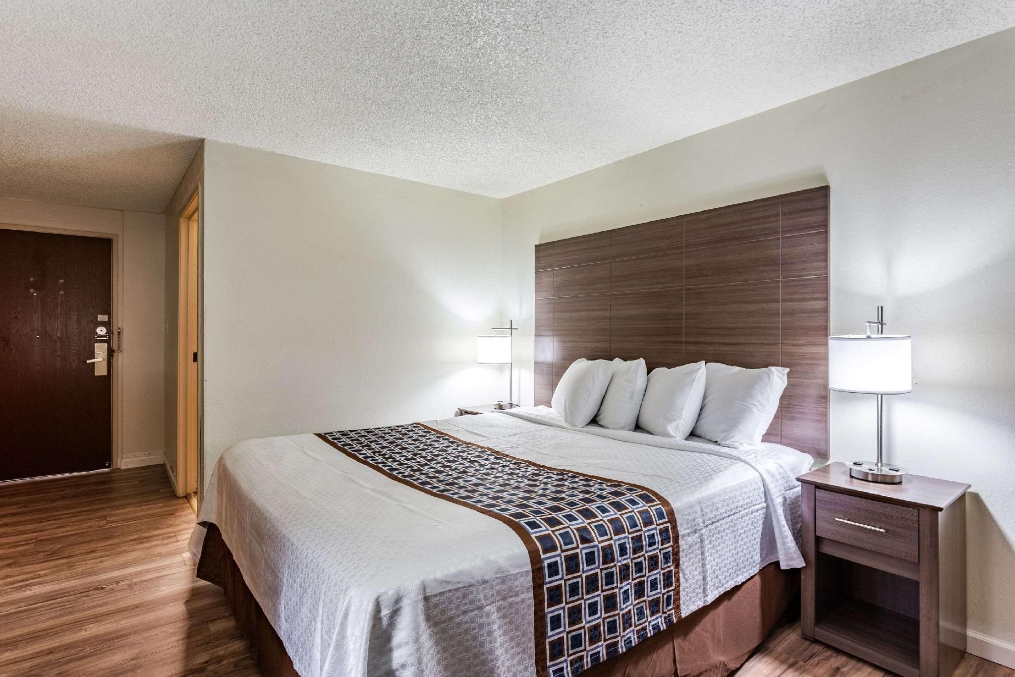 1 King Bed, Accessible Room, Smoking