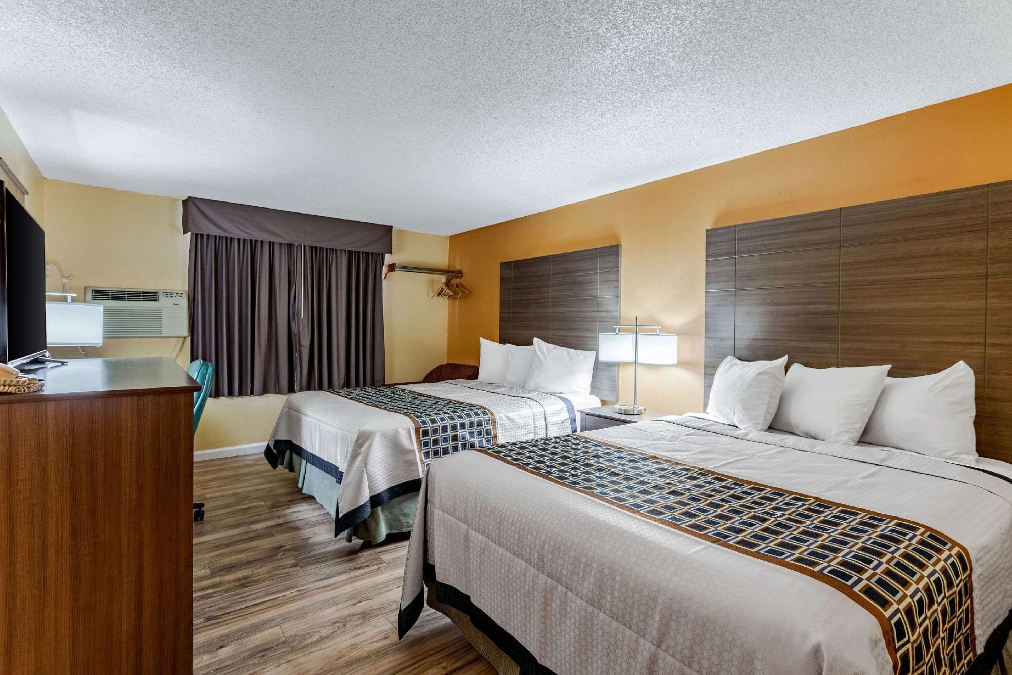 1 Queen Bed, Suite, Smoking