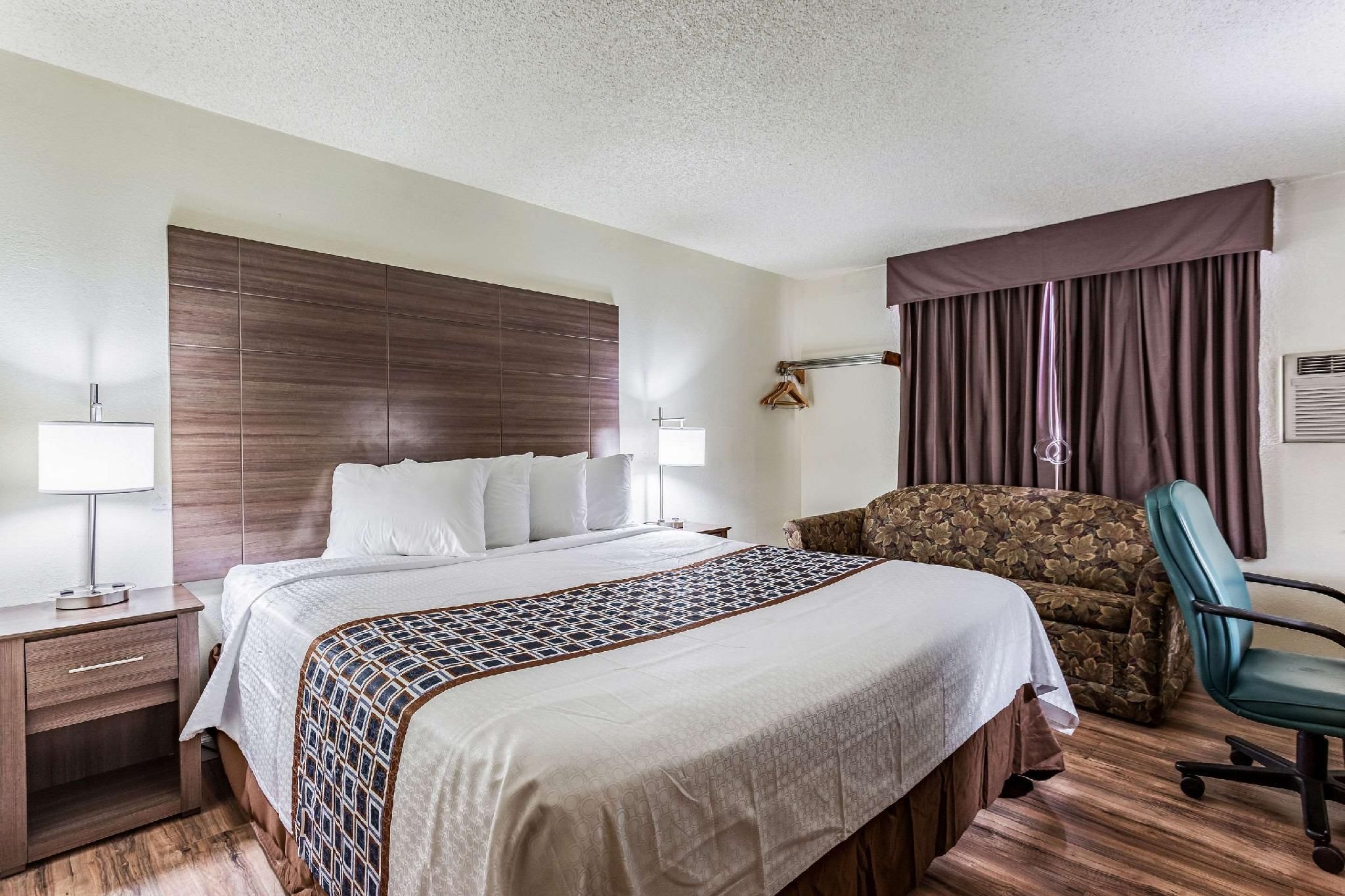 1 King Bed, Accessible Room, Smoking