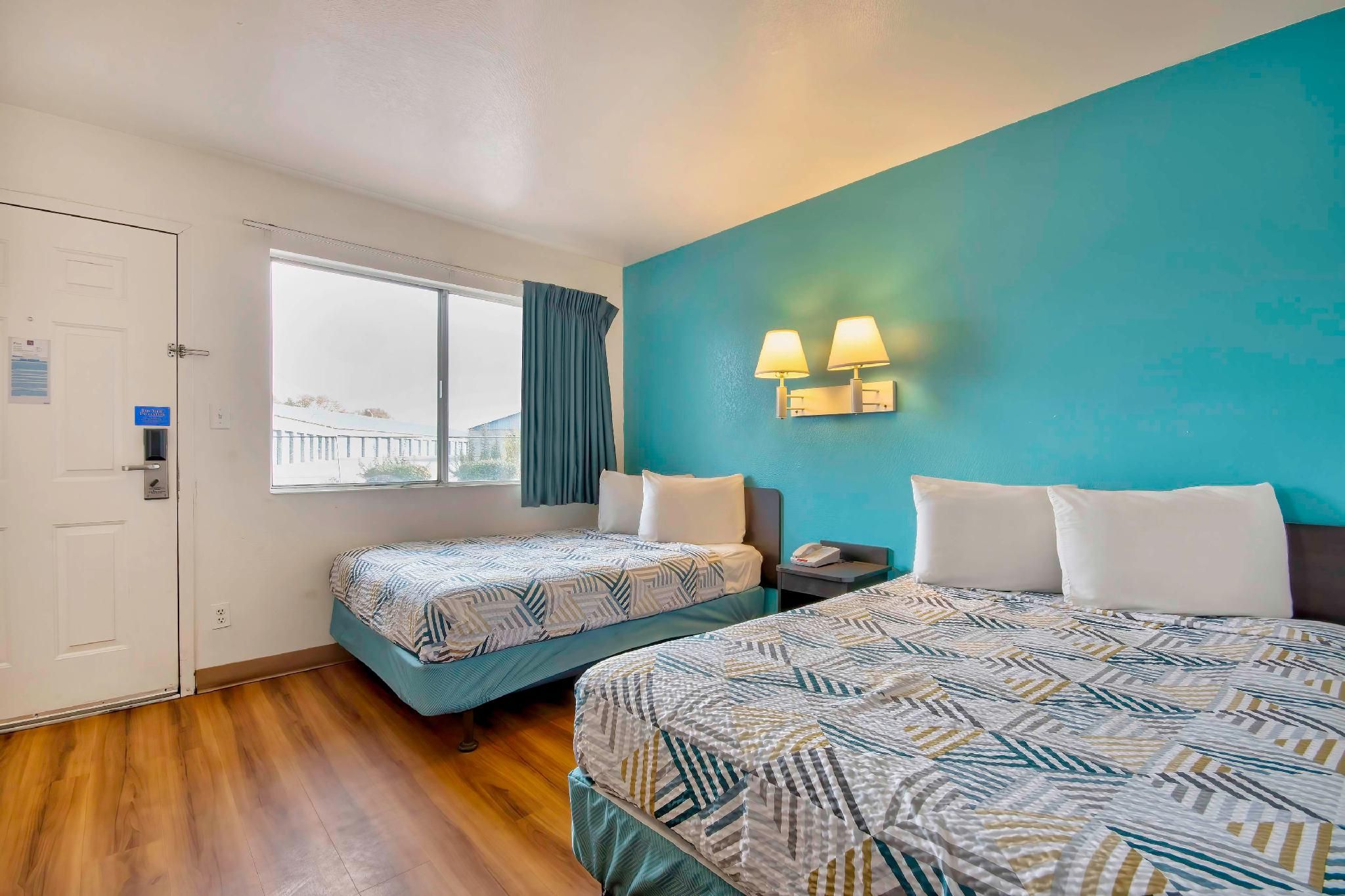 2 Full Beds | Micfridge