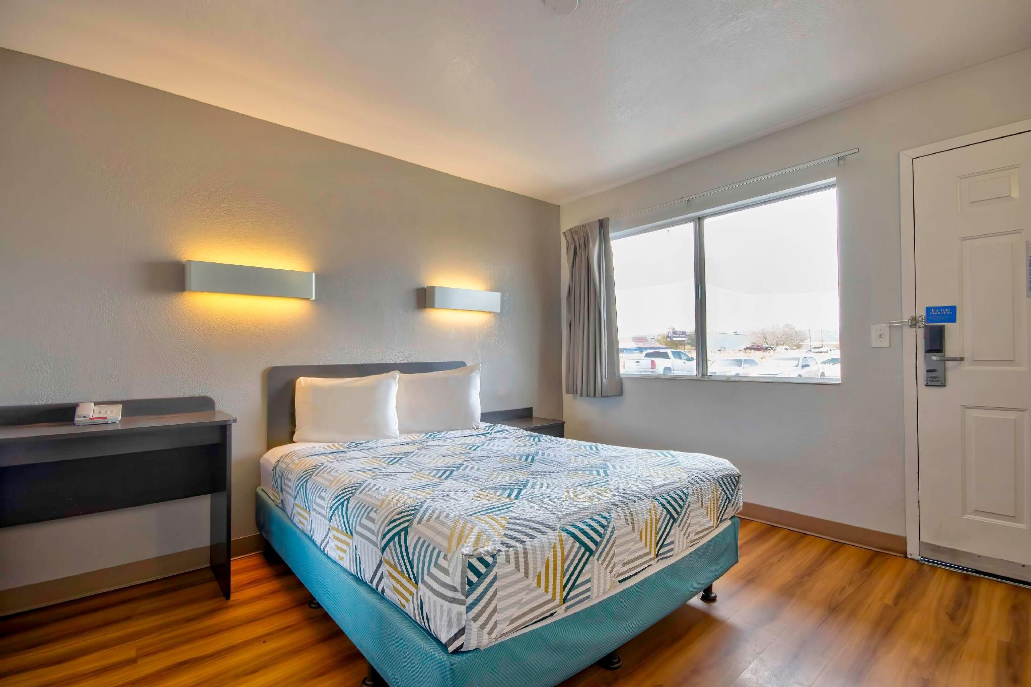 1 Queen Bed | Micfridge
