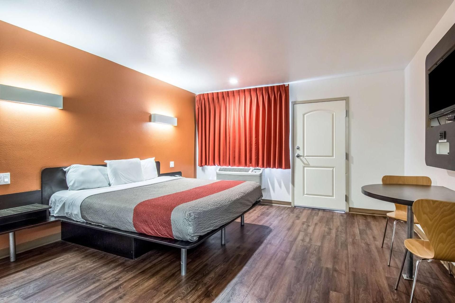 1 King Bed | Non-Smoking