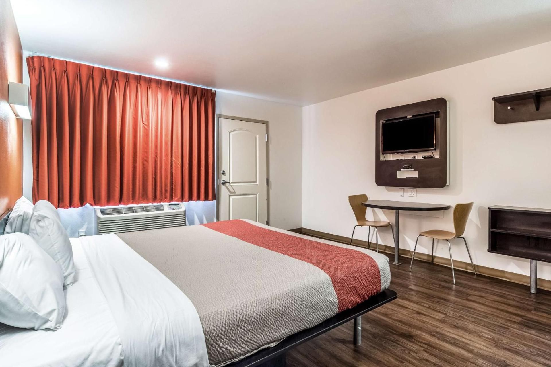 1 King Bed | Non-Smoking