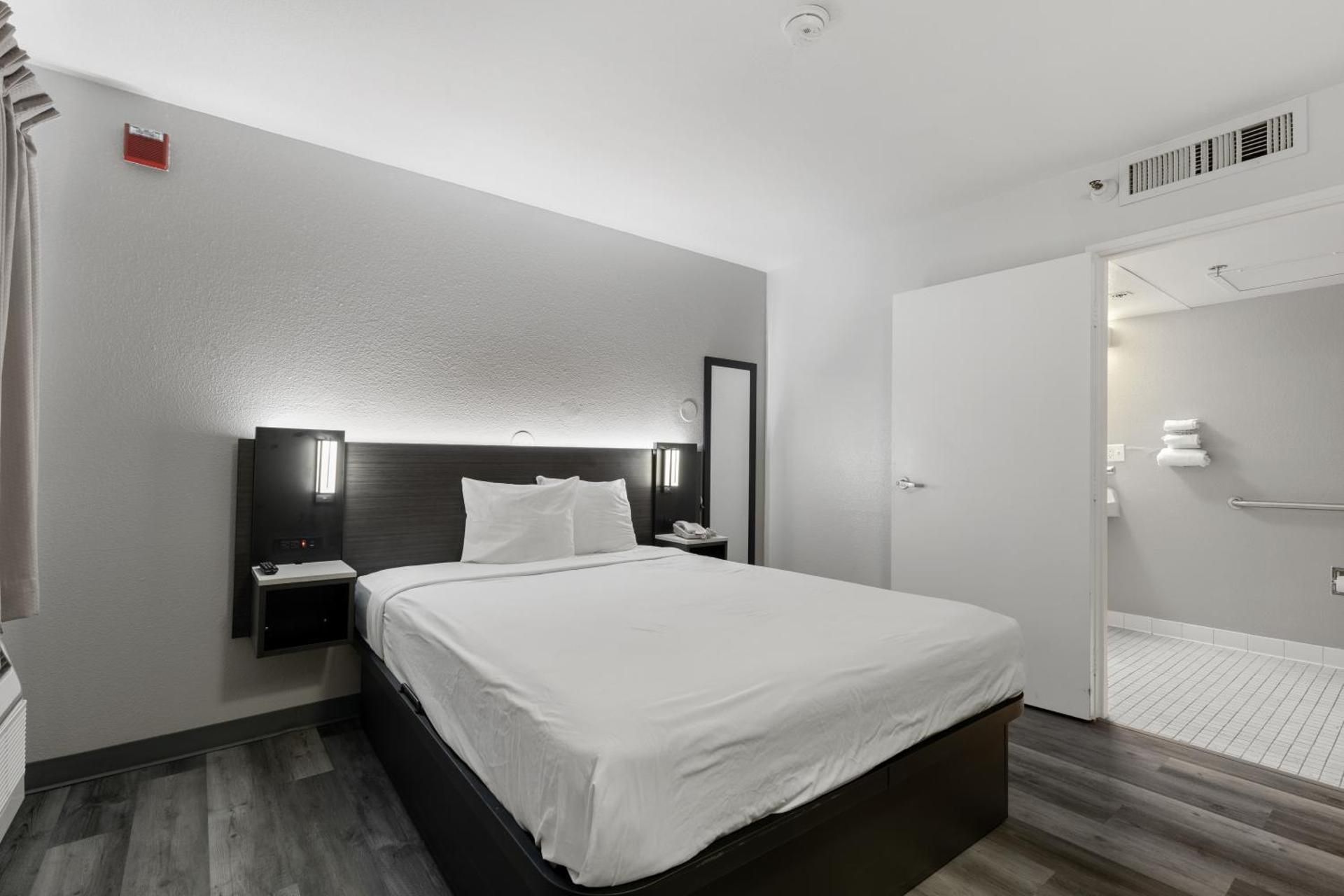 Motel 6 Oceanside, CA 1 Queen Bed | ADA/RI Shower