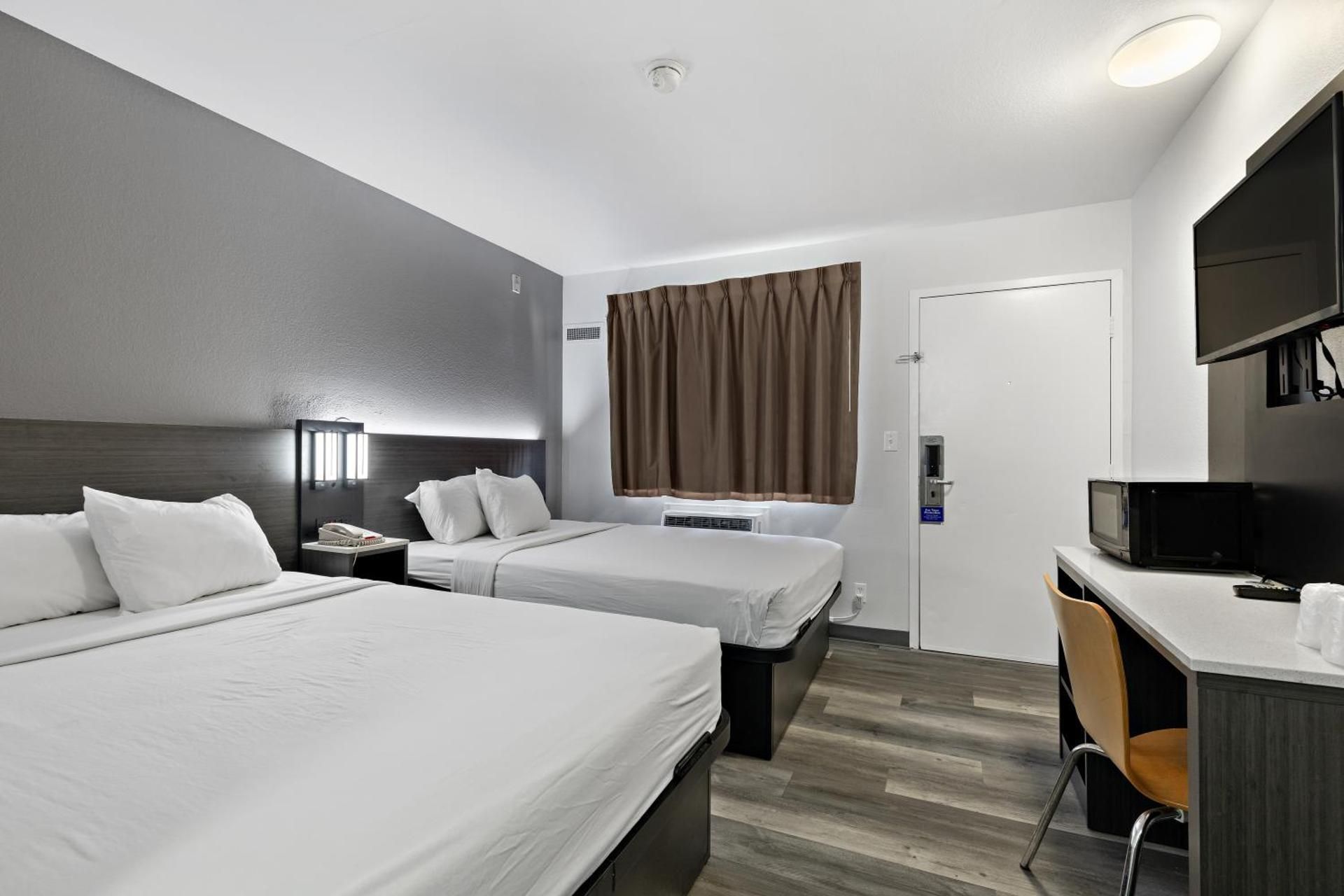 Motel 6 Oceanside, CA Deluxe Quadruple Room 2