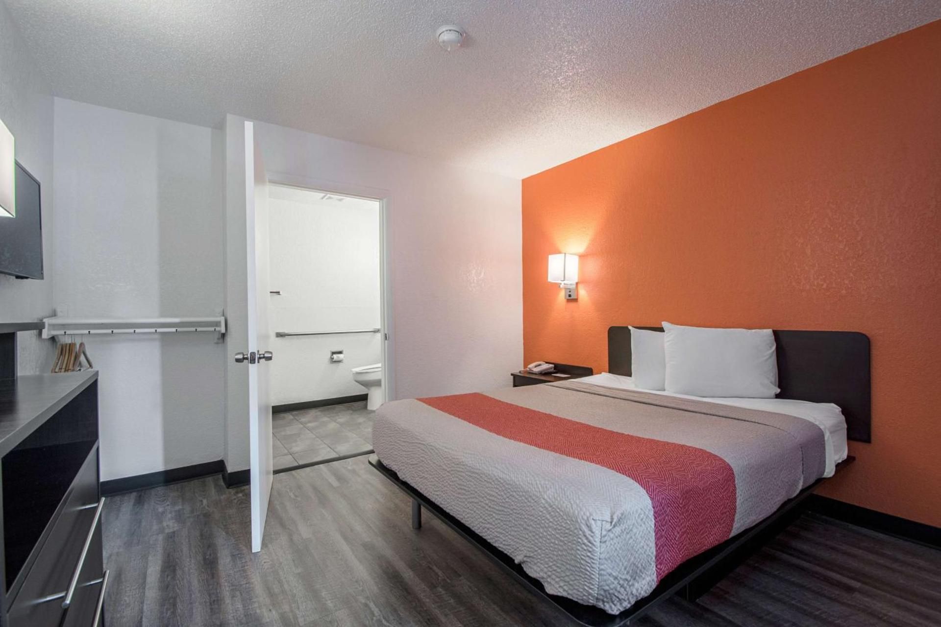 1 QUEEN BED | SMOKING