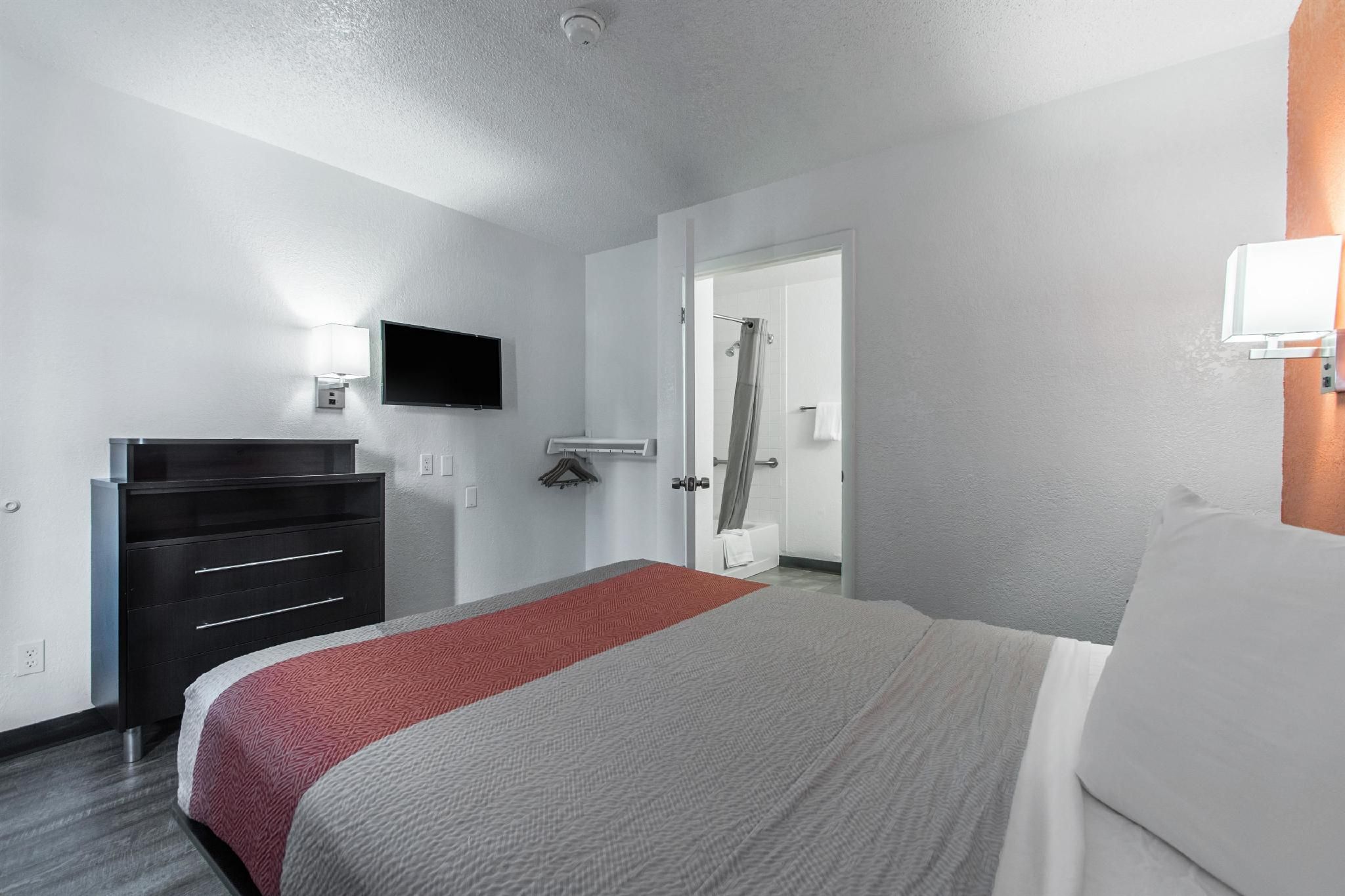 Queen Room - Disability Access - Roll in Shower