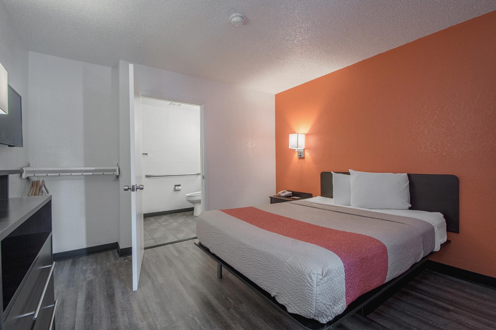 1 QUEEN BED | MOBILITY ACCESS RI SHWR NSMK