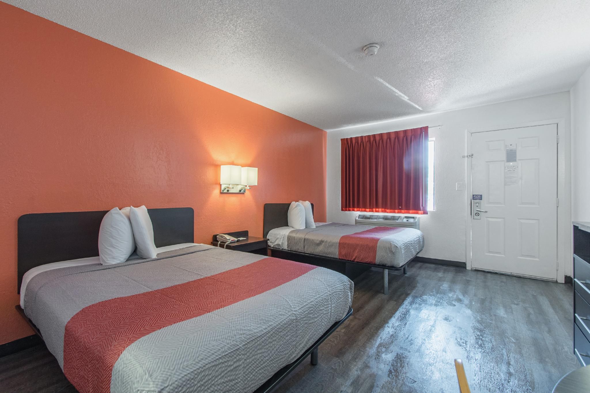 2 Full Beds | Smoking